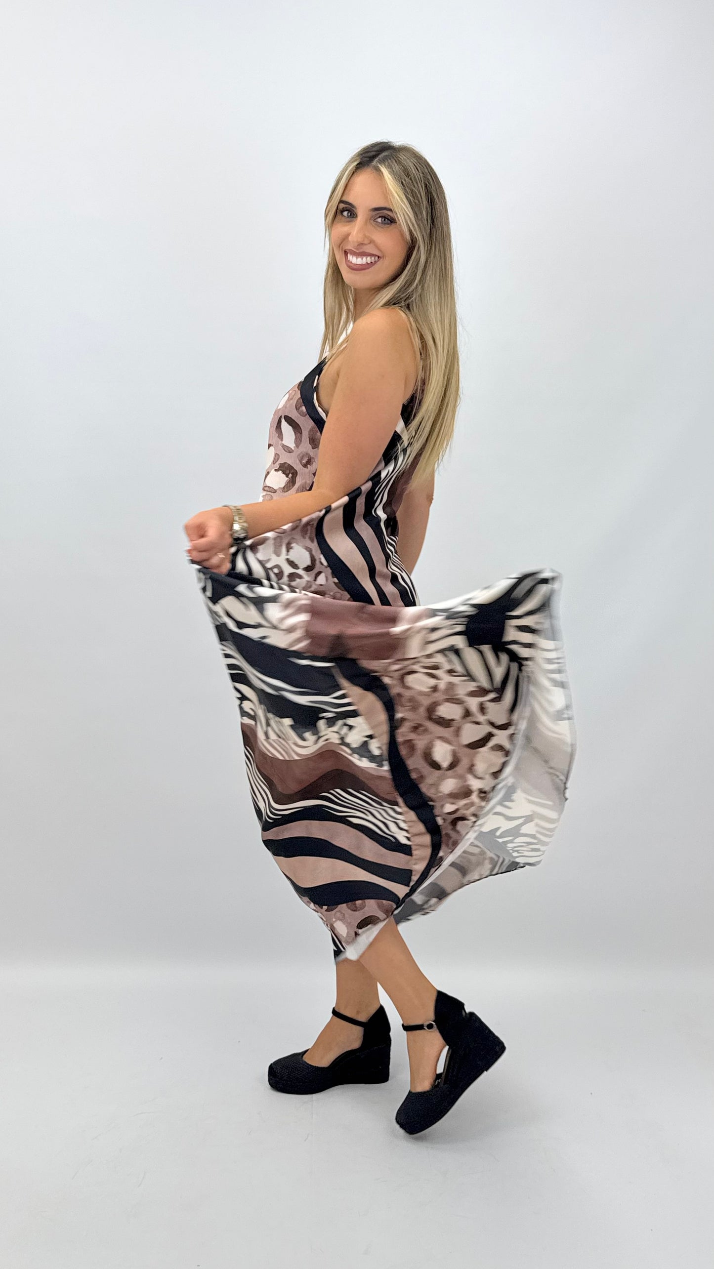 Vestido acetinado animal-print tons preto e camel