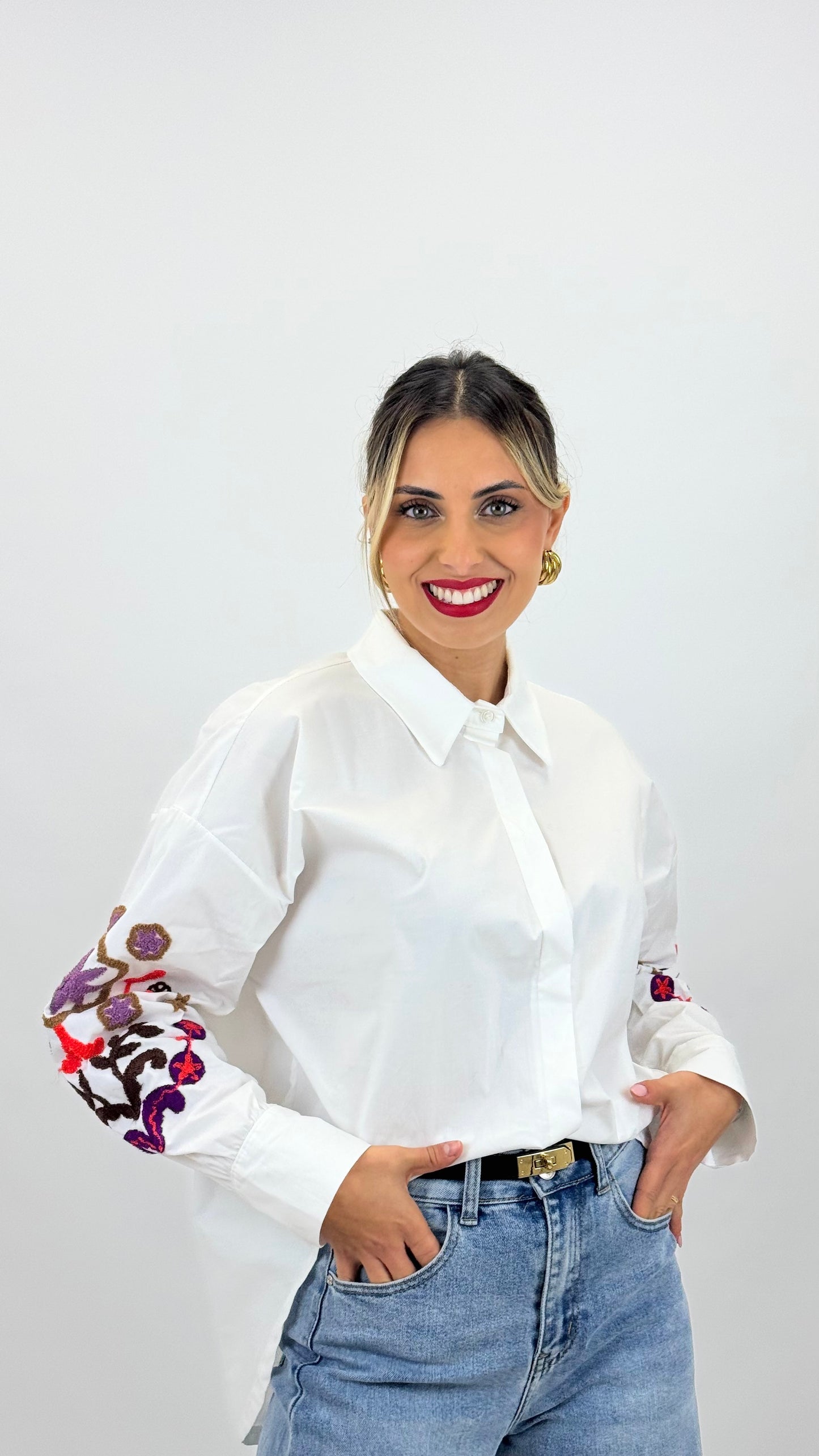 Blusa branca com bordado relevo nas mangas