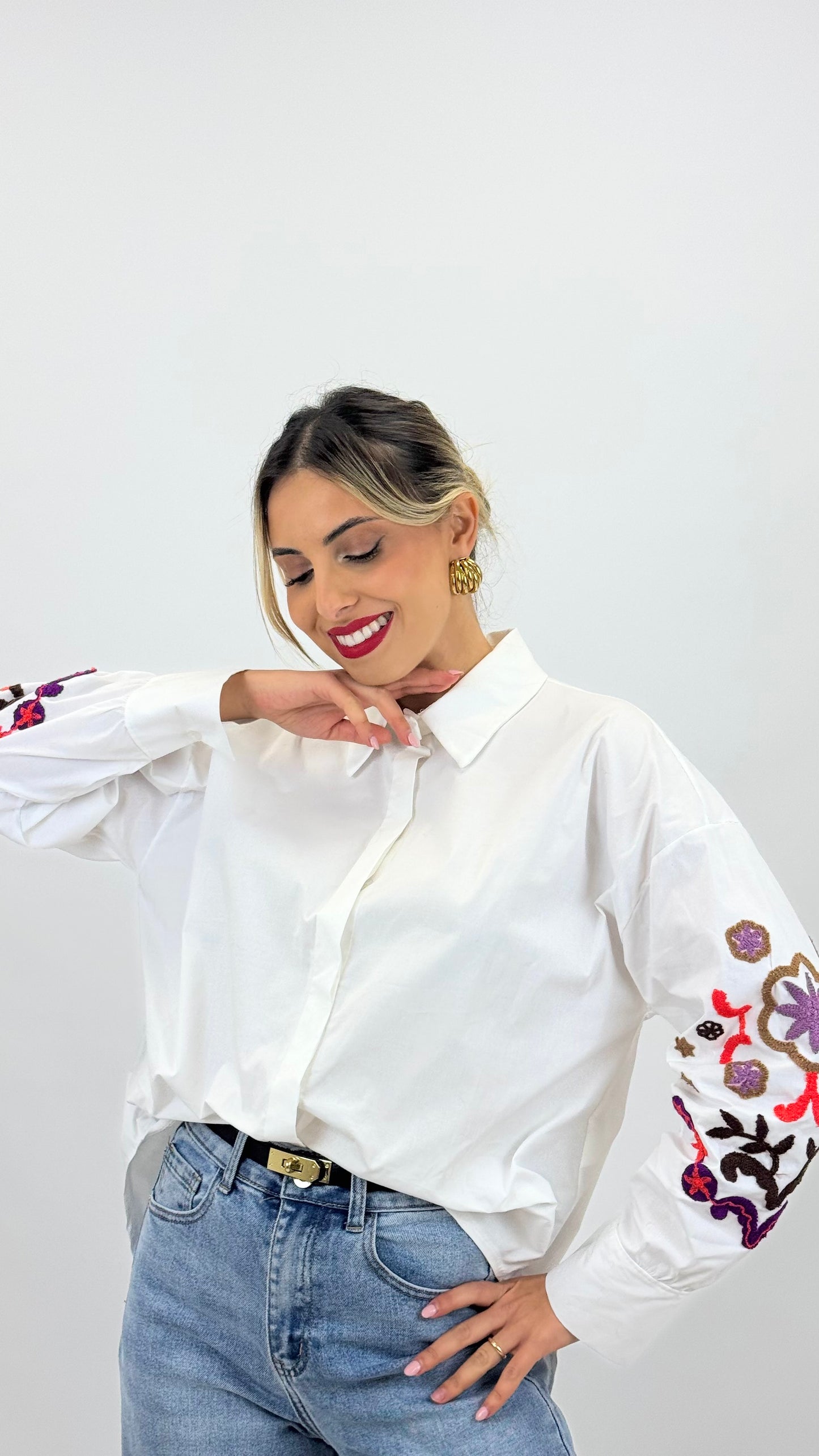 Blusa branca com bordado relevo nas mangas