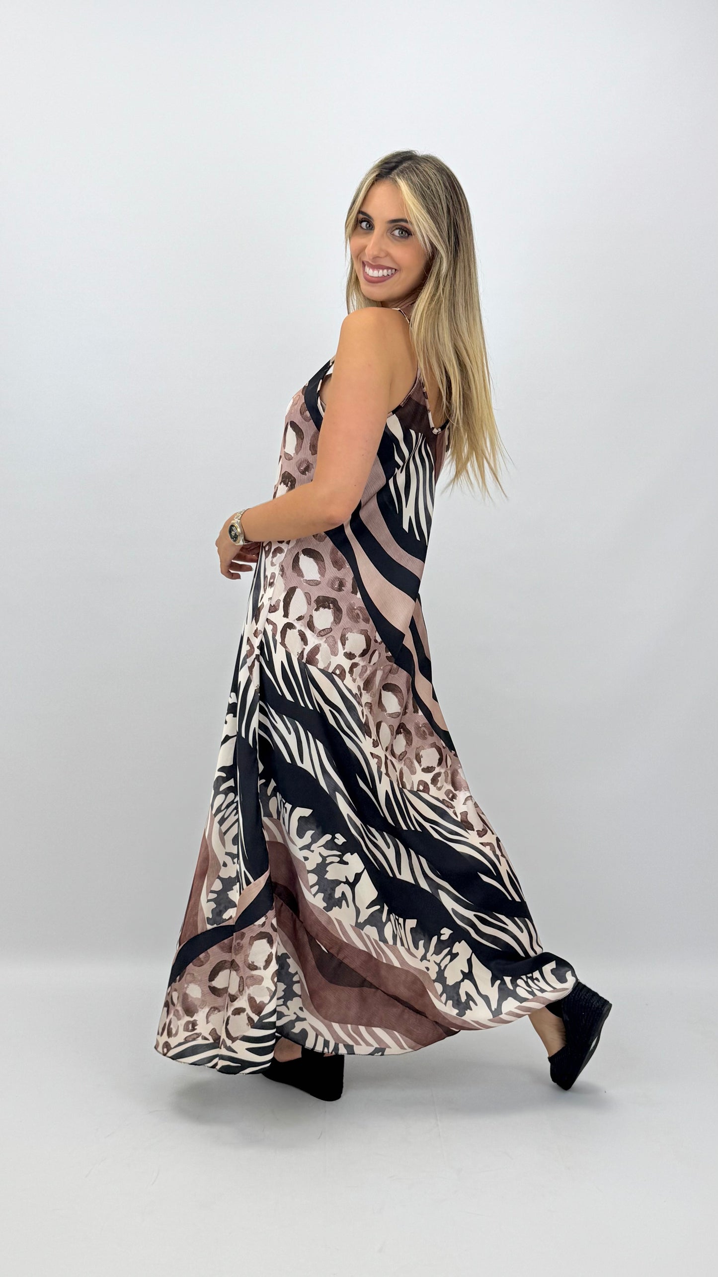 Vestido acetinado animal-print tons preto e camel