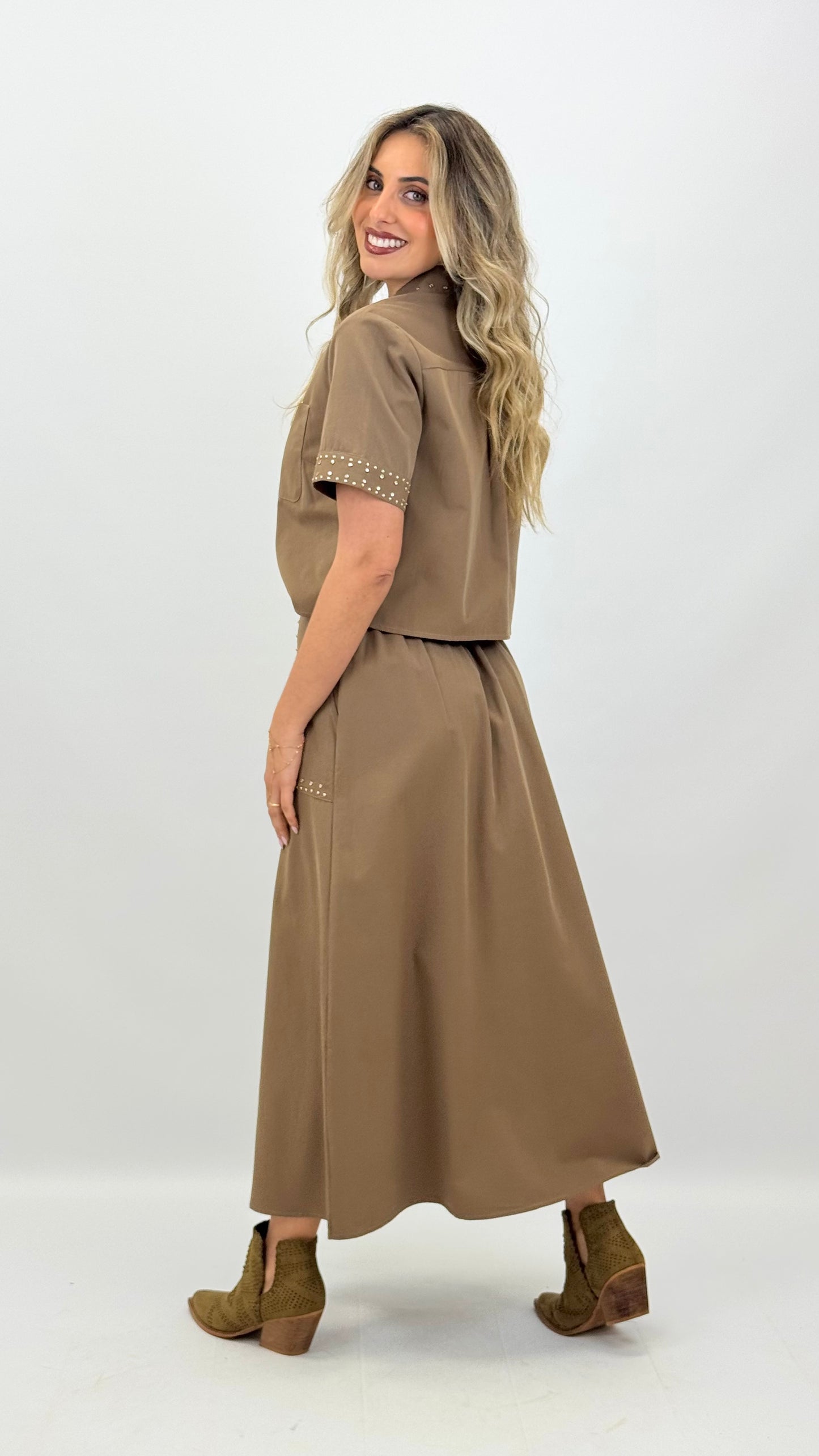 Conjunto blusa e saia castanho com brilhos