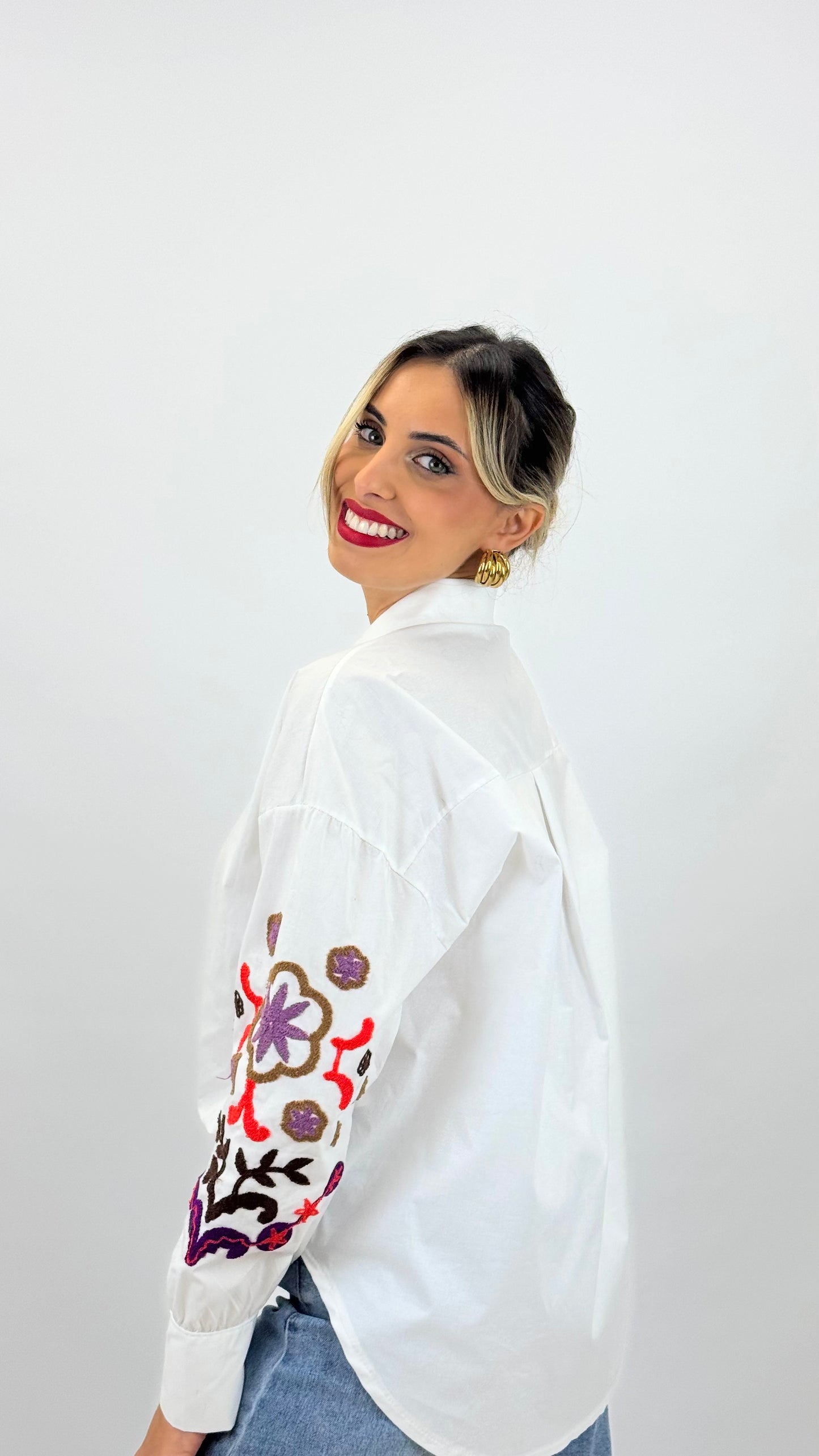 Blusa branca com bordado relevo nas mangas