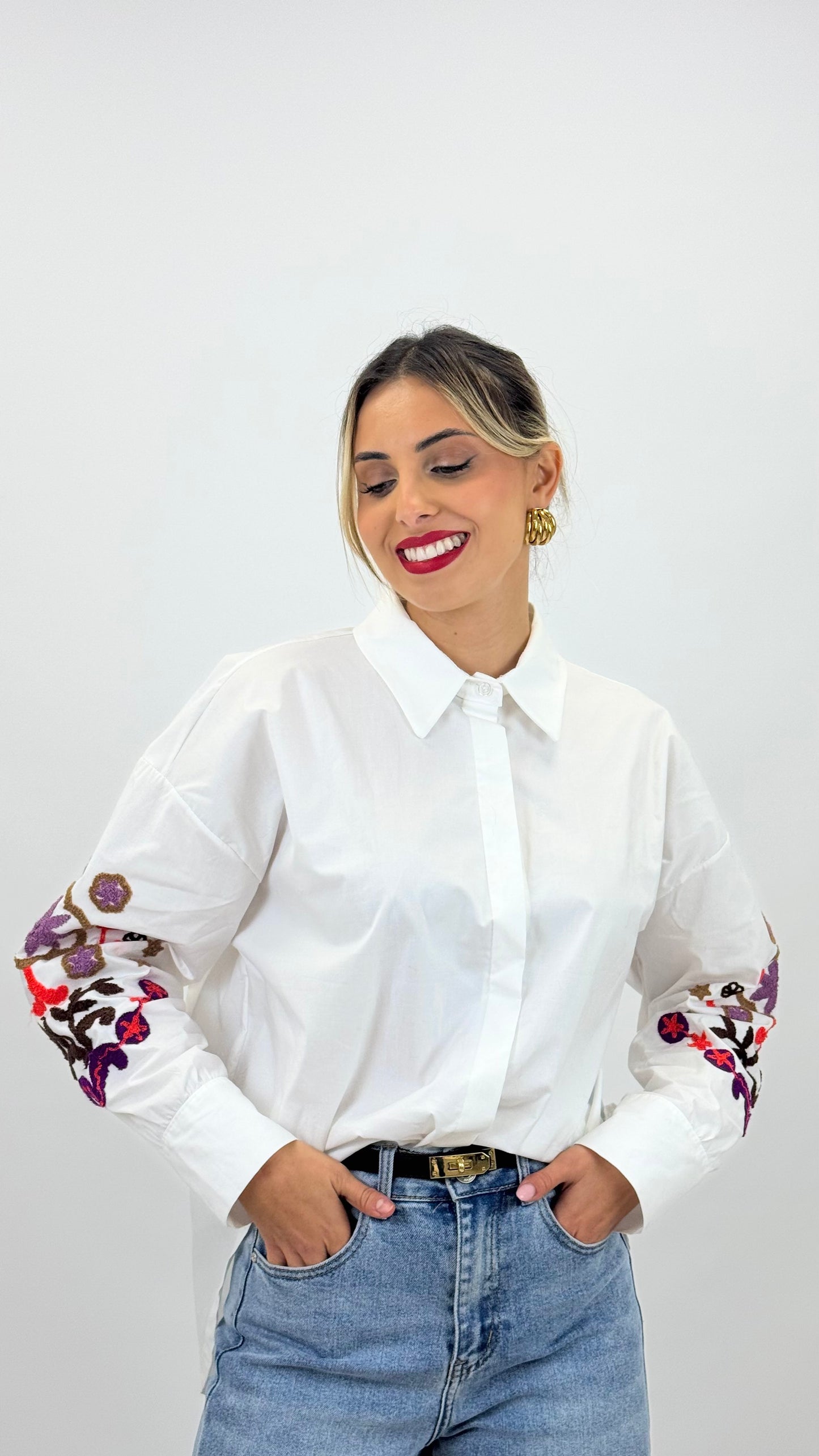 Blusa branca com bordado relevo nas mangas