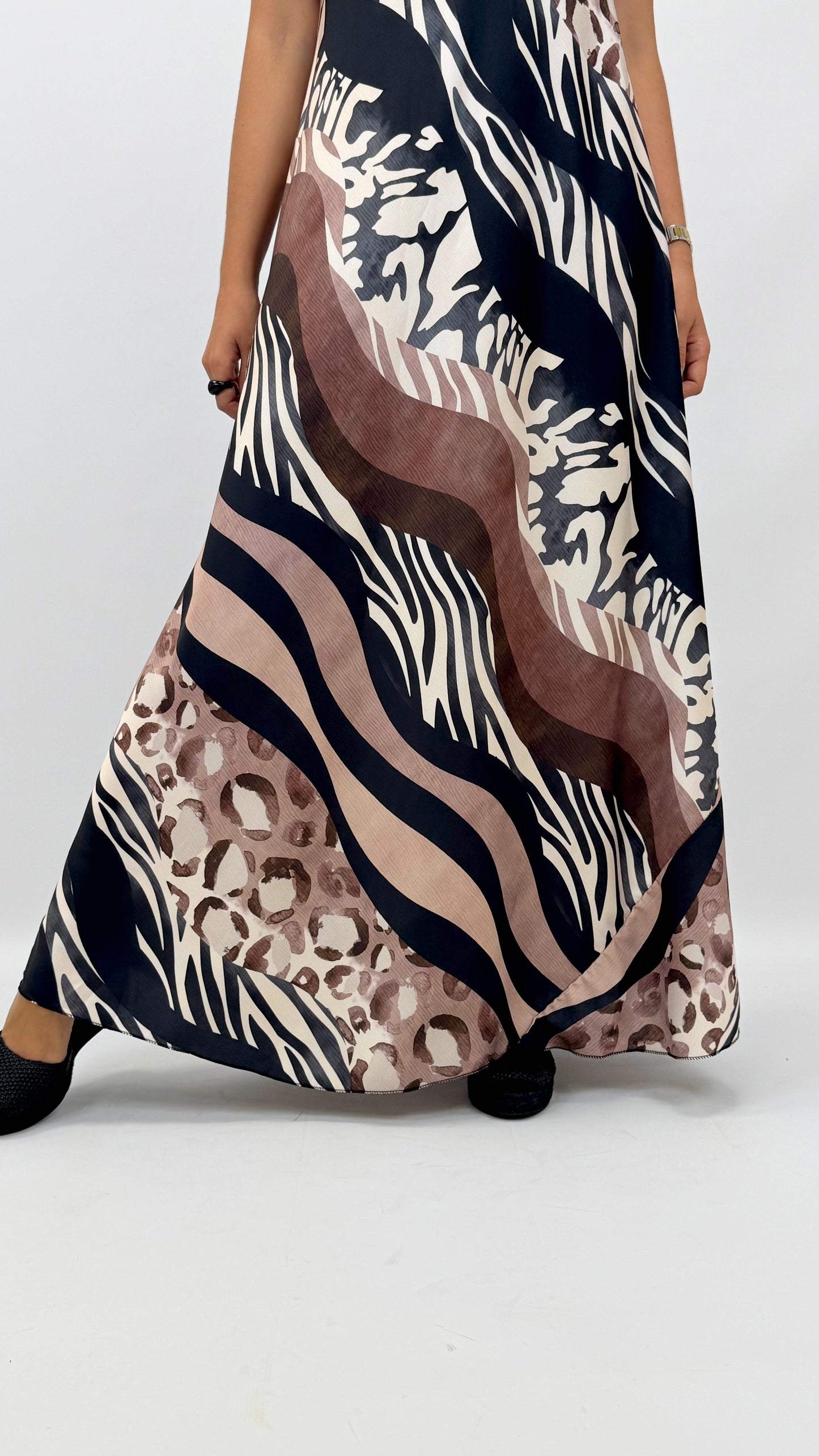 Vestido acetinado animal-print tons preto e camel