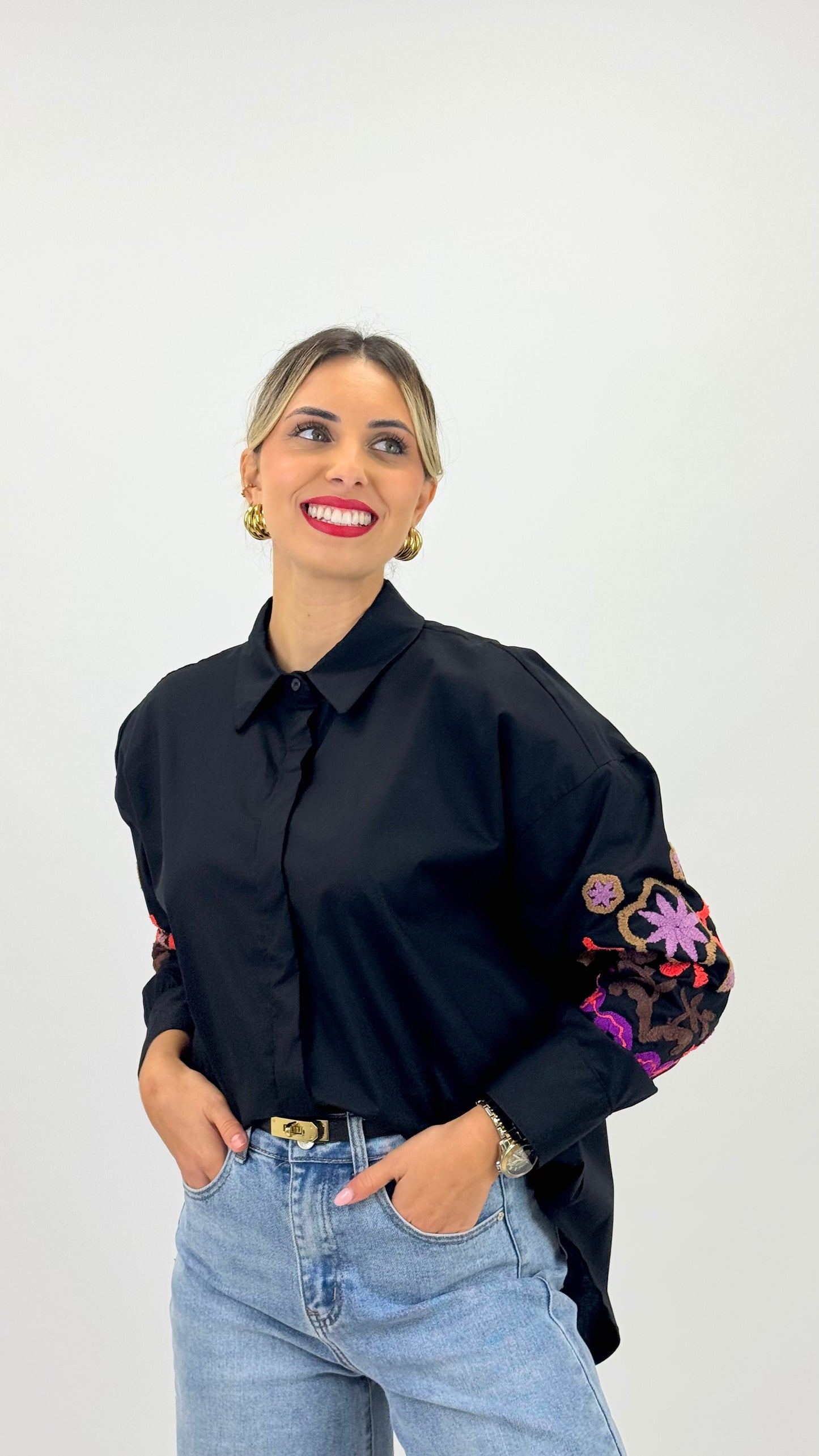 Blusa preta com bordado relevo nas mangas