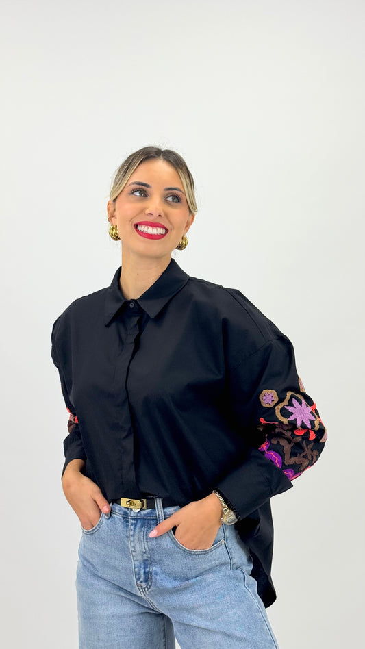 Blusa preta com bordado relevo nas mangas