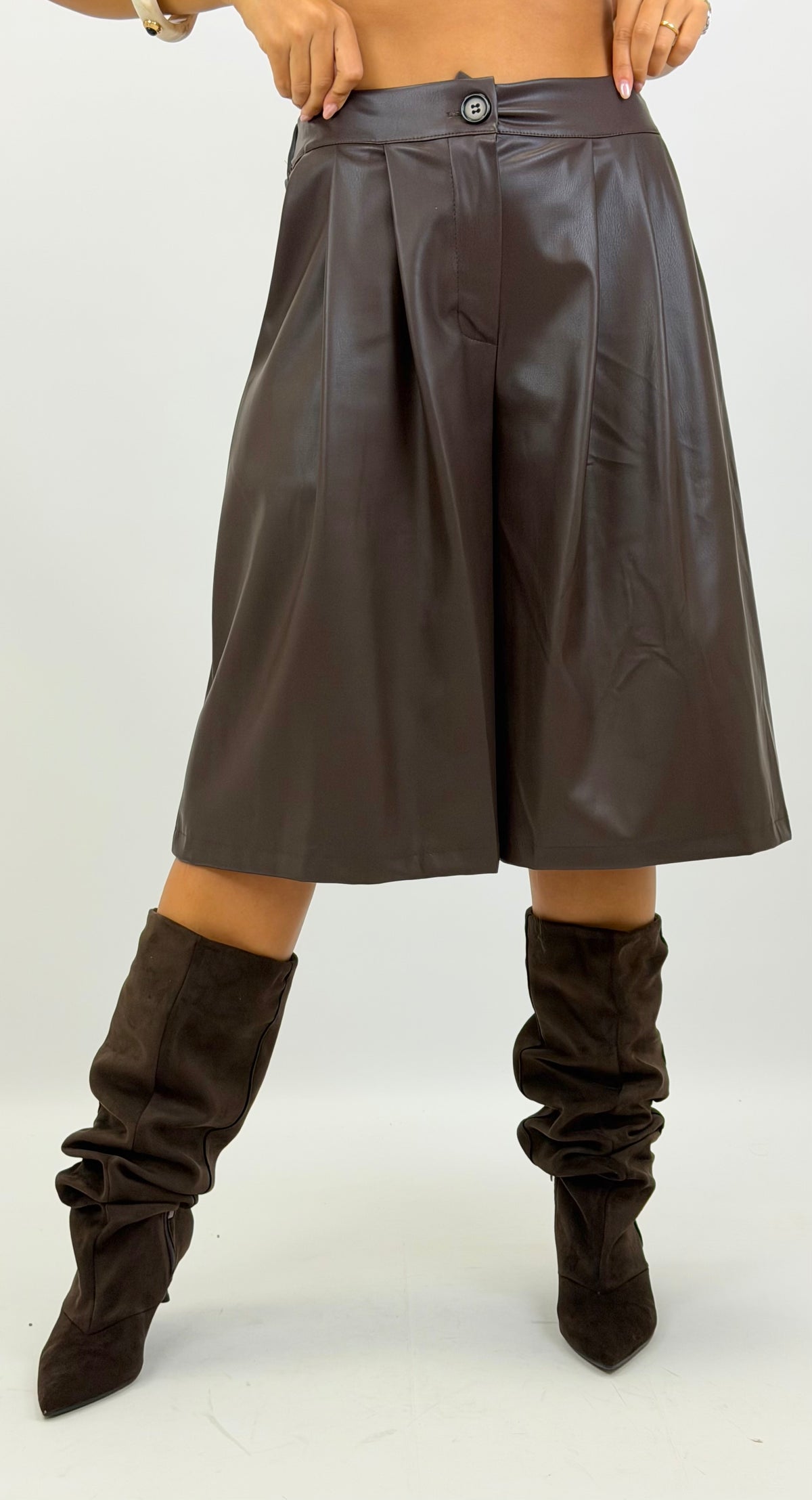 Bermudas eco-pele castanho