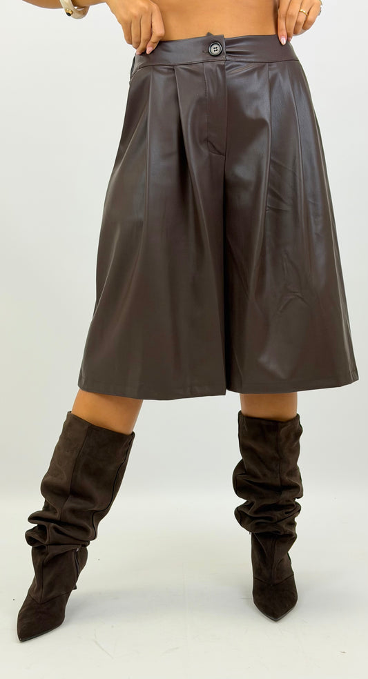 Bermudas eco-pele castanho