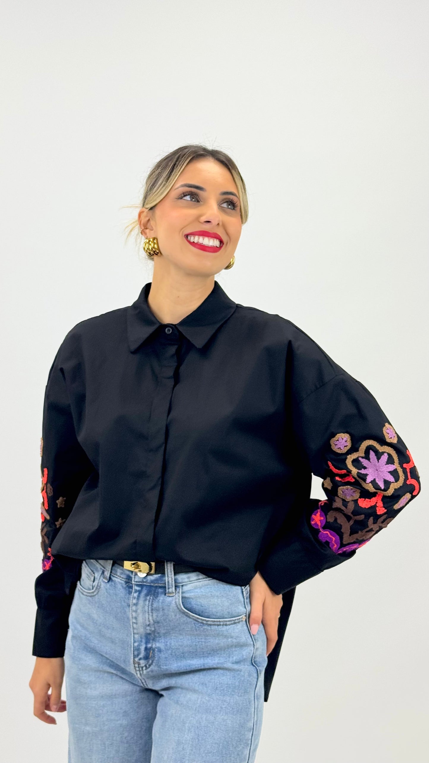 Blusa preta com bordado relevo nas mangas