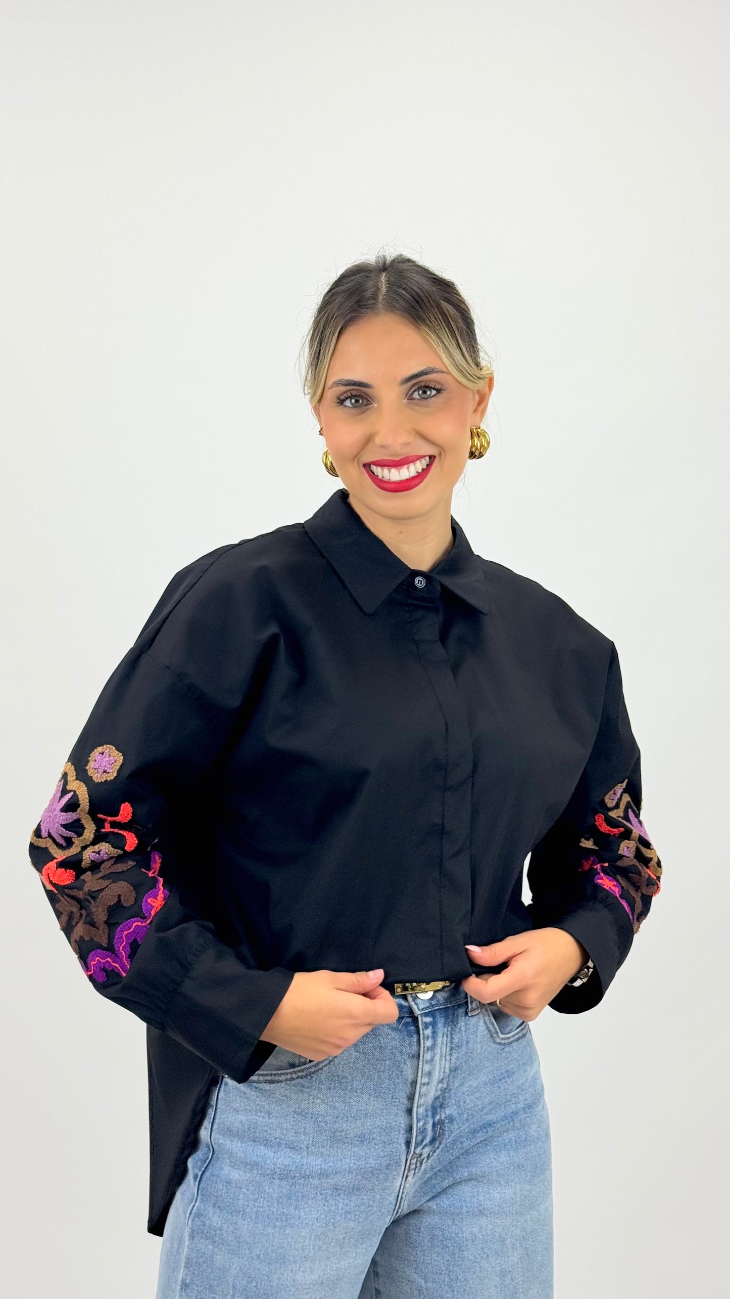 Blusa preta com bordado relevo nas mangas