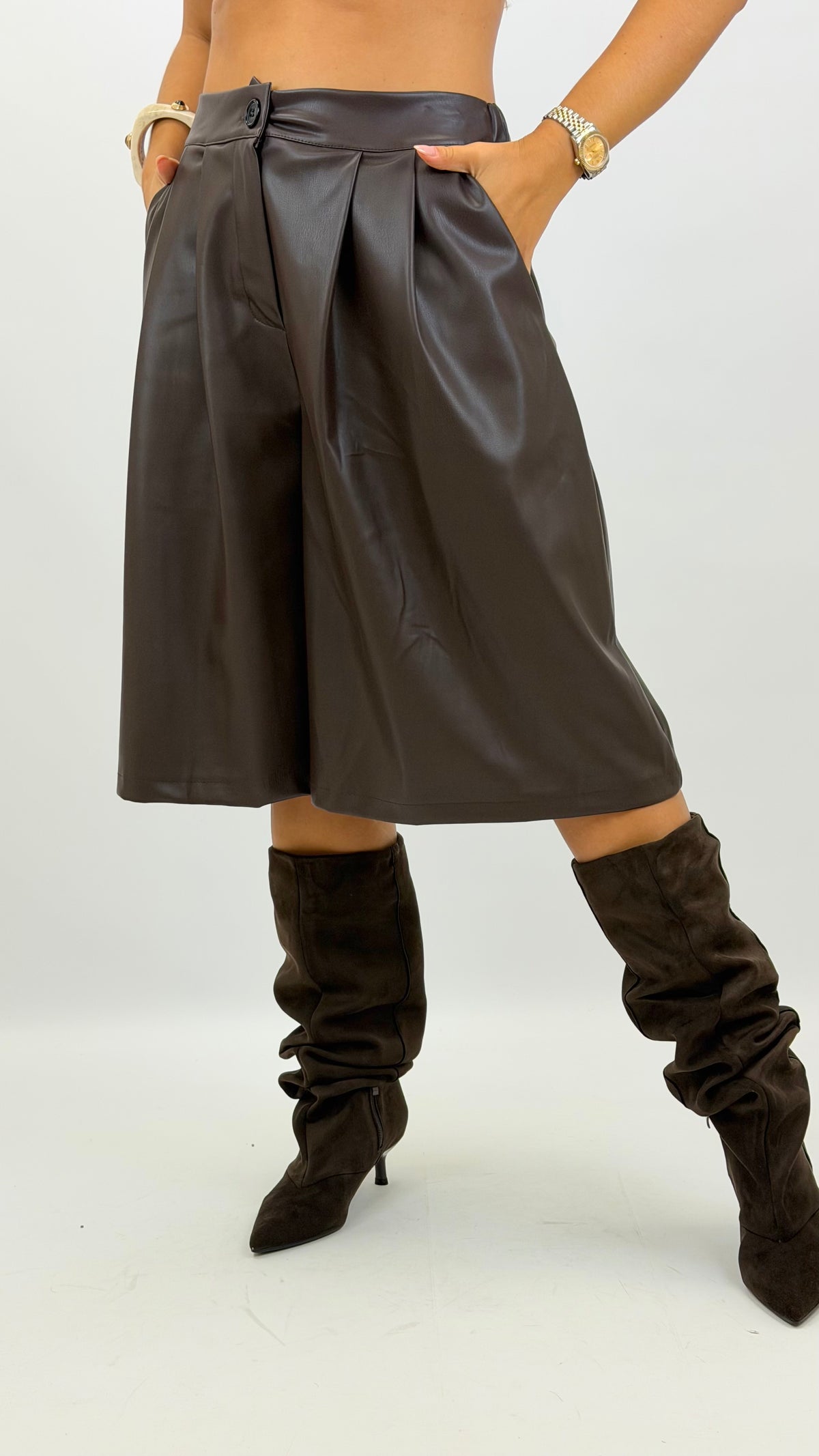 Bermudas eco-pele castanho