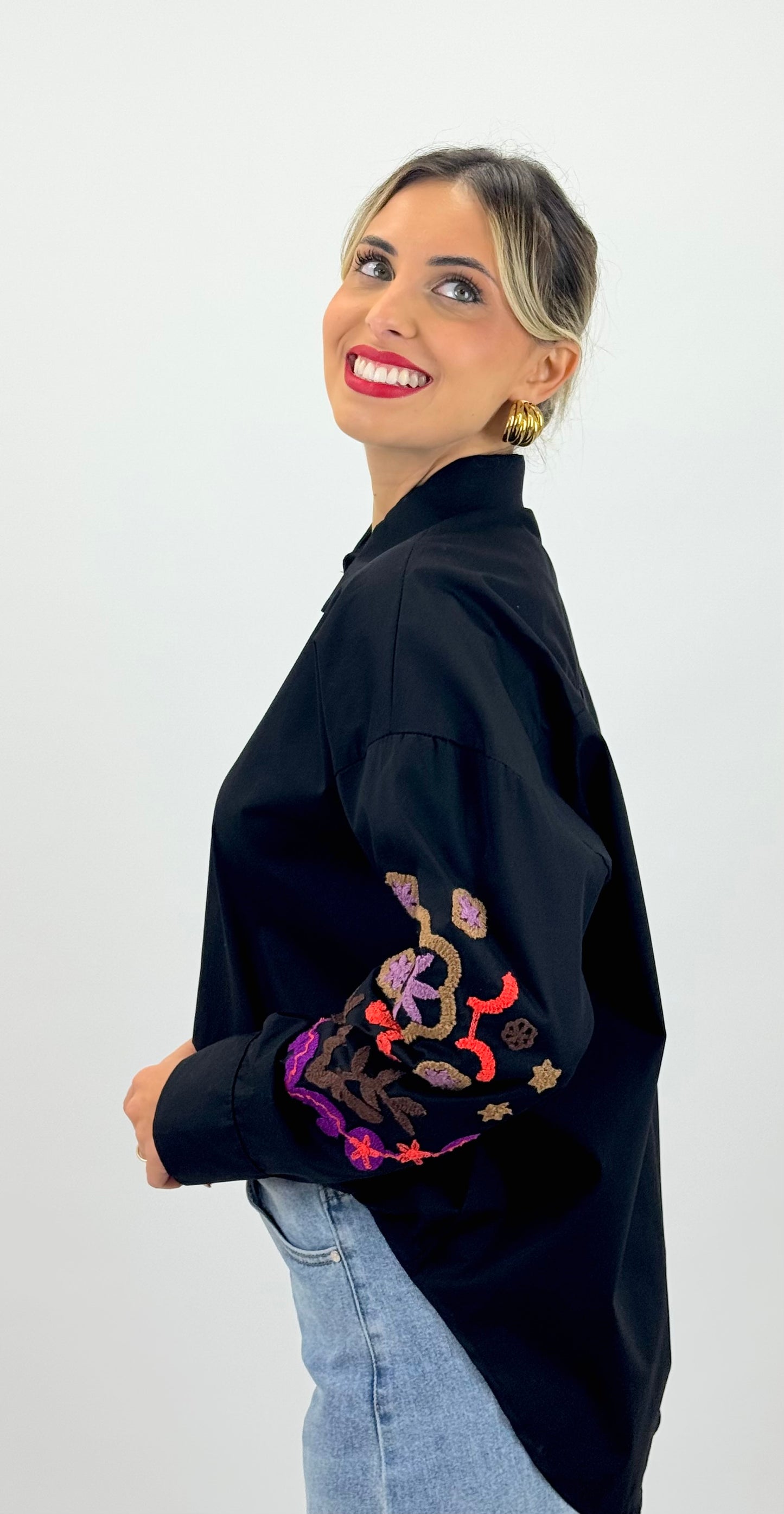 Blusa preta com bordado relevo nas mangas