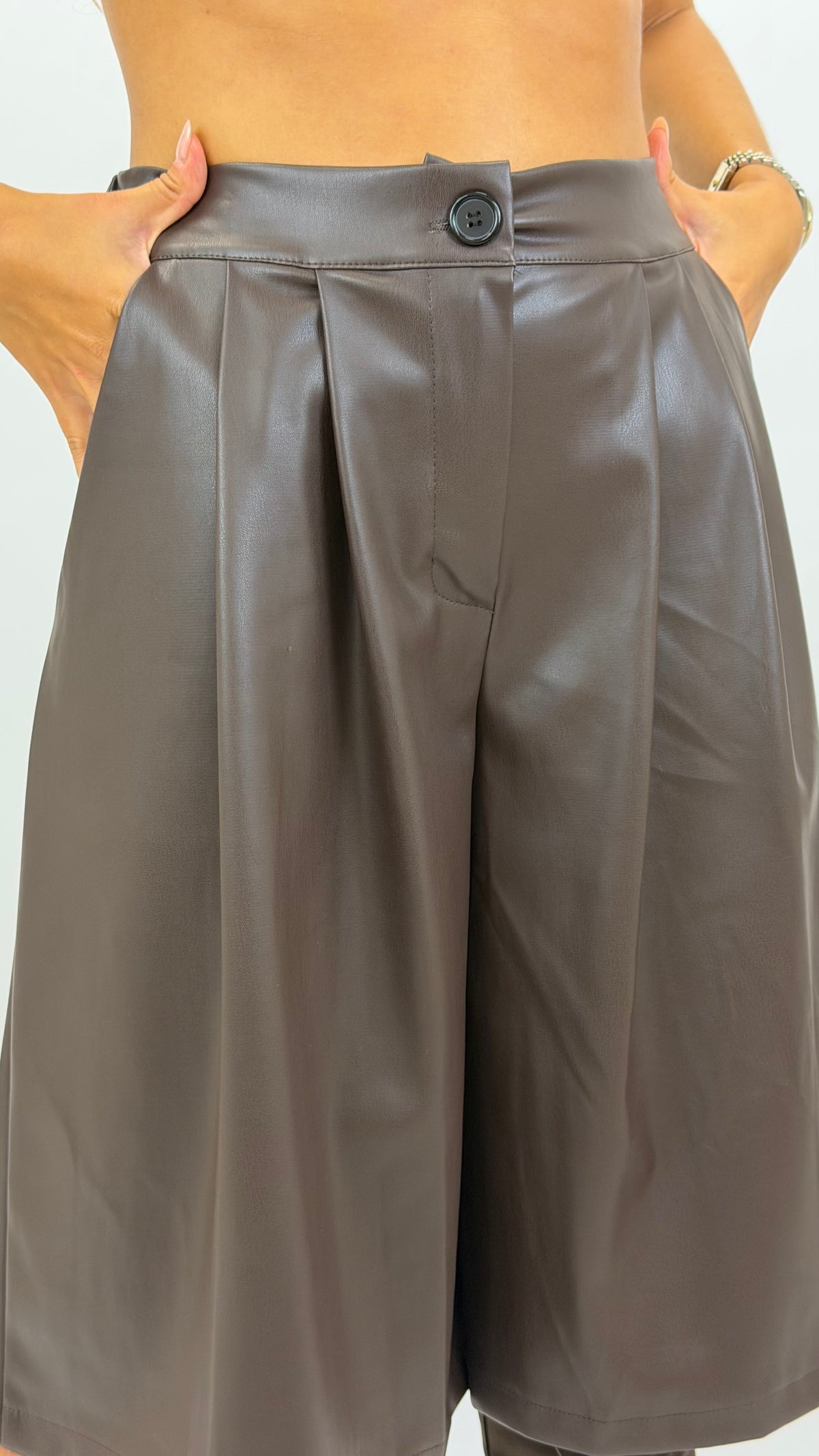 Bermudas eco-pele castanho