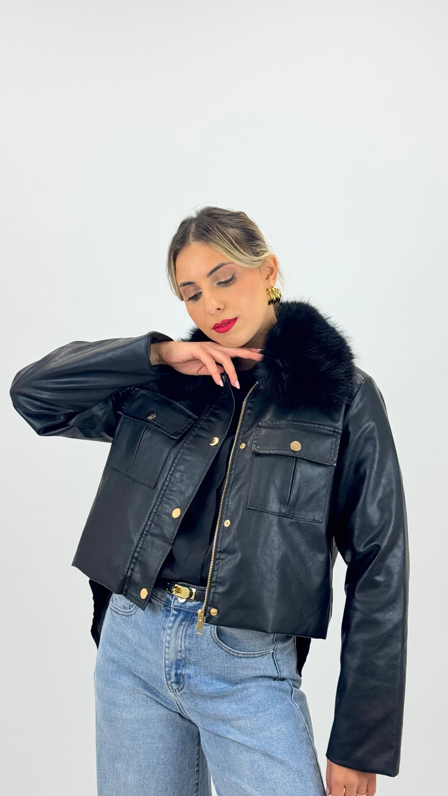 Casaco eco-pele preto com pêlo na gola