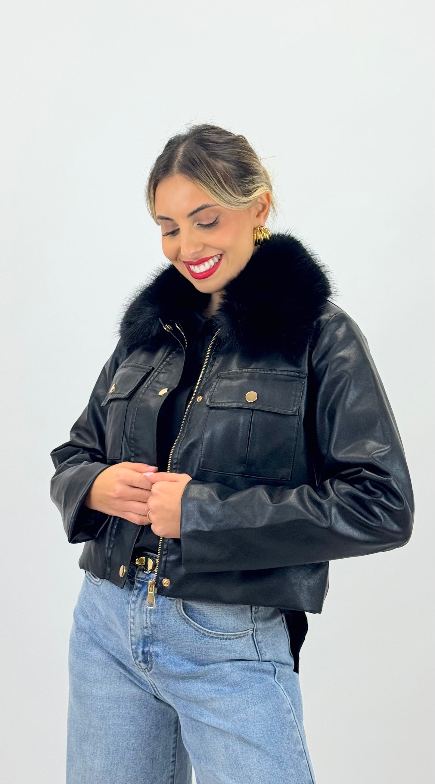 Casaco eco-pele preto com pêlo na gola