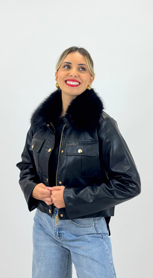 Casaco eco-pele preto com pêlo na gola