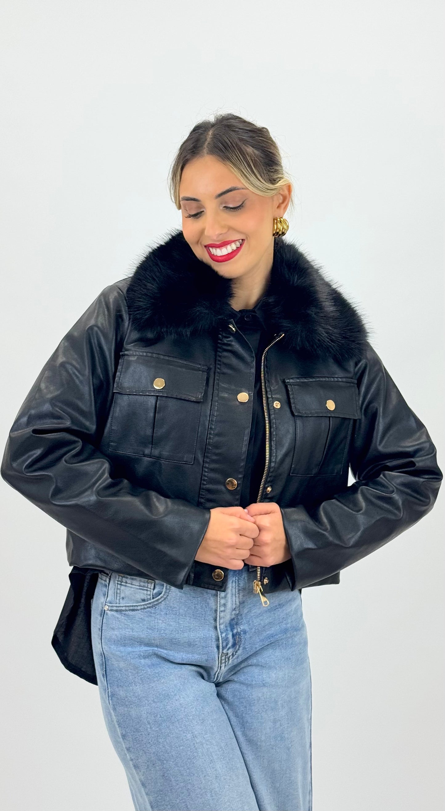 Casaco eco-pele preto com pêlo na gola