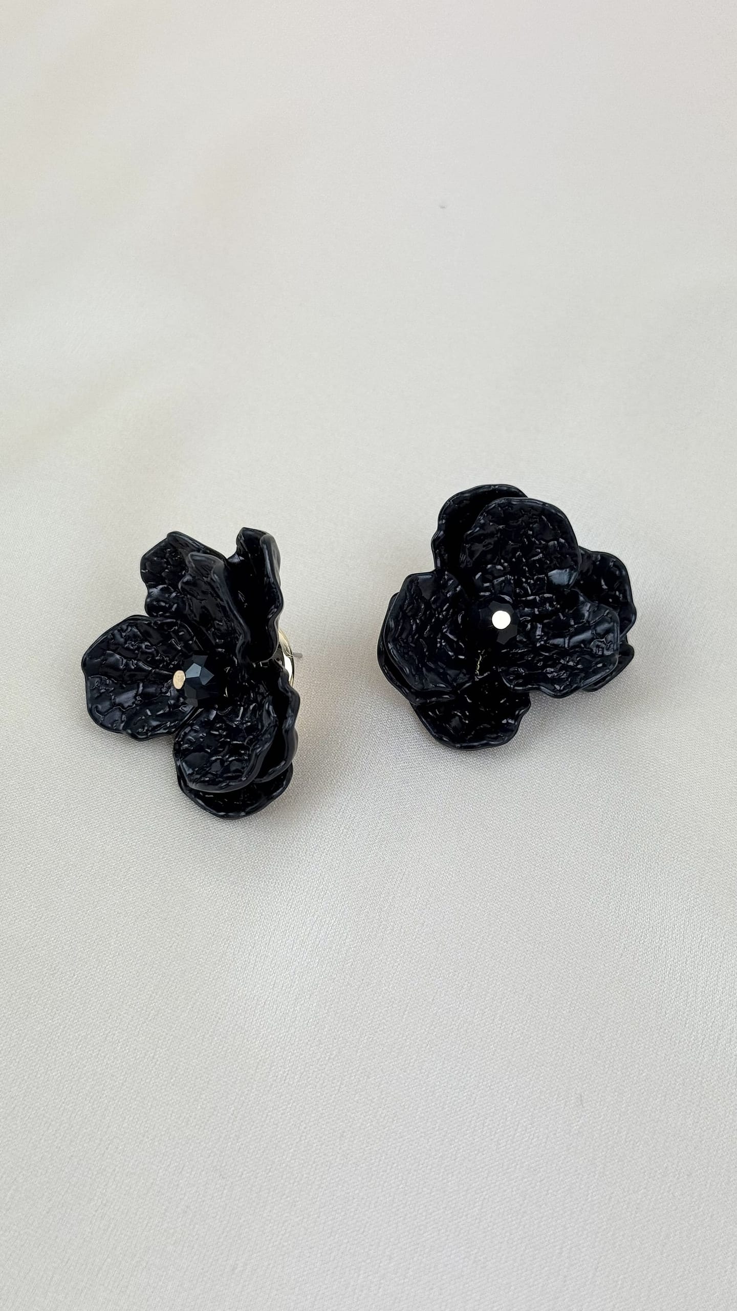 Brincos flor em acrílico preta