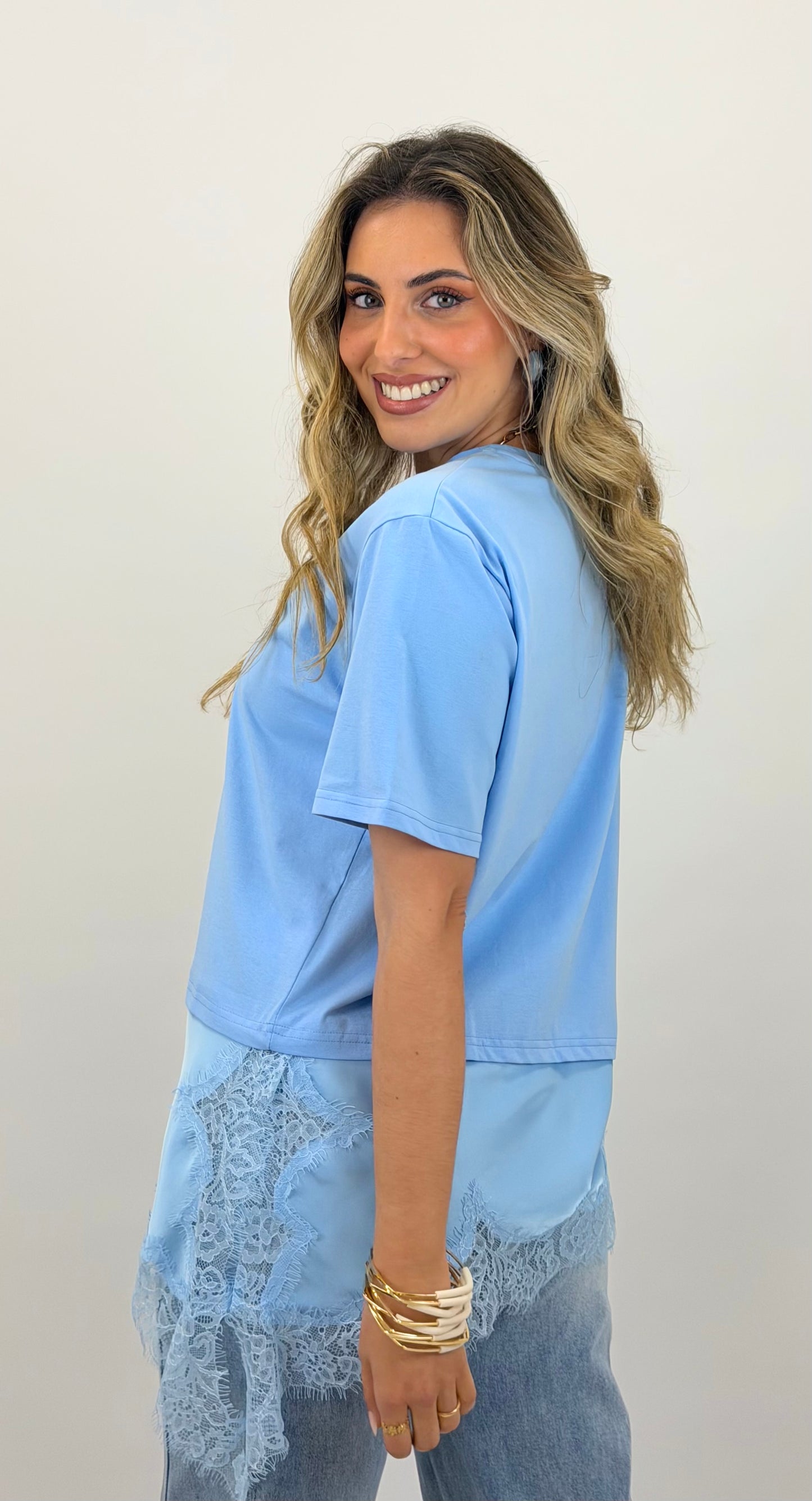 T-shirt azul assimétrica com renda