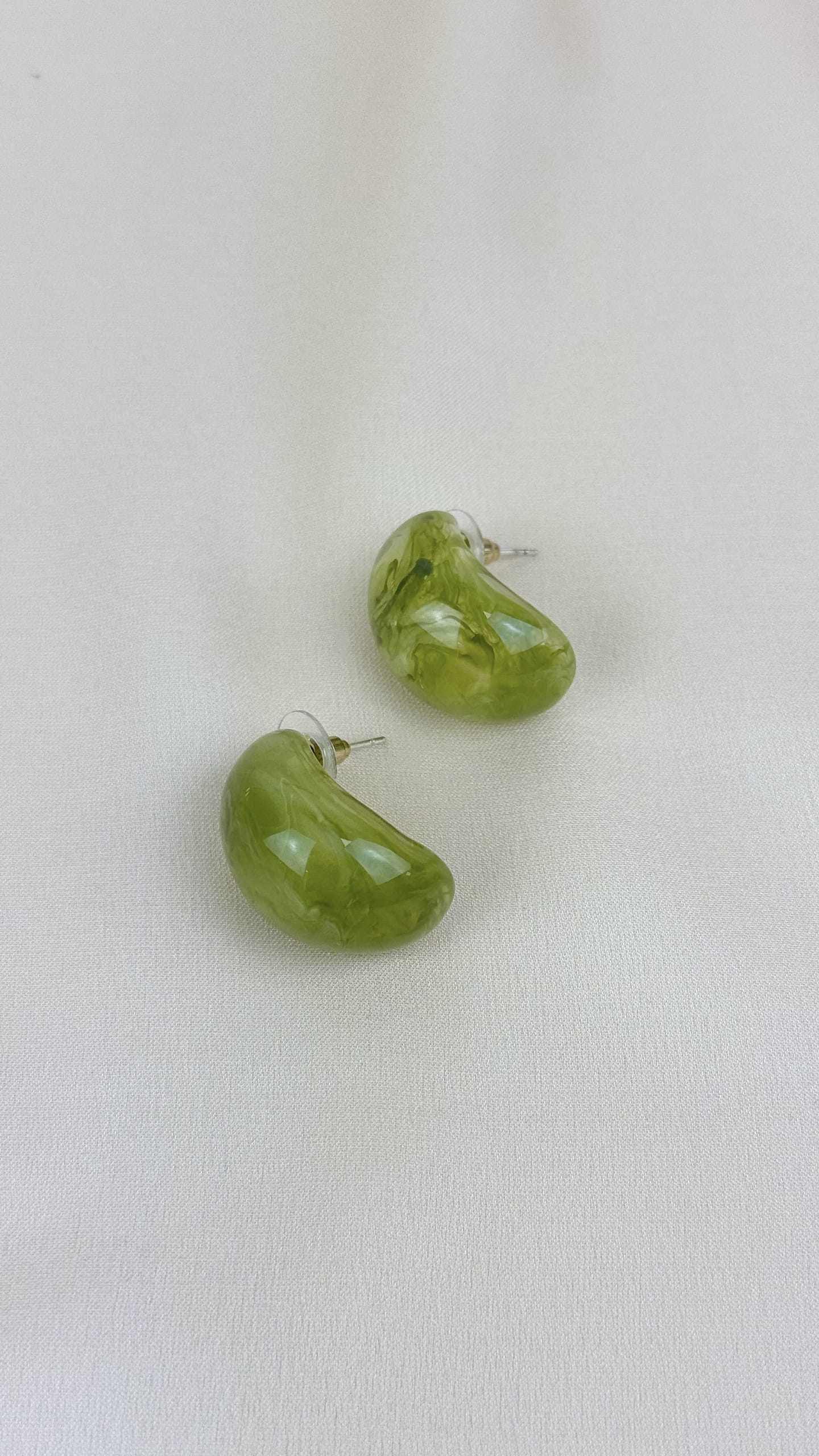 Brincos pequenos em acrilico verde