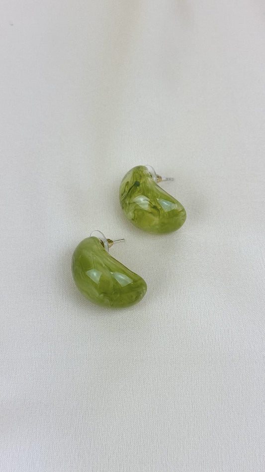 Brincos pequenos em acrilico verde
