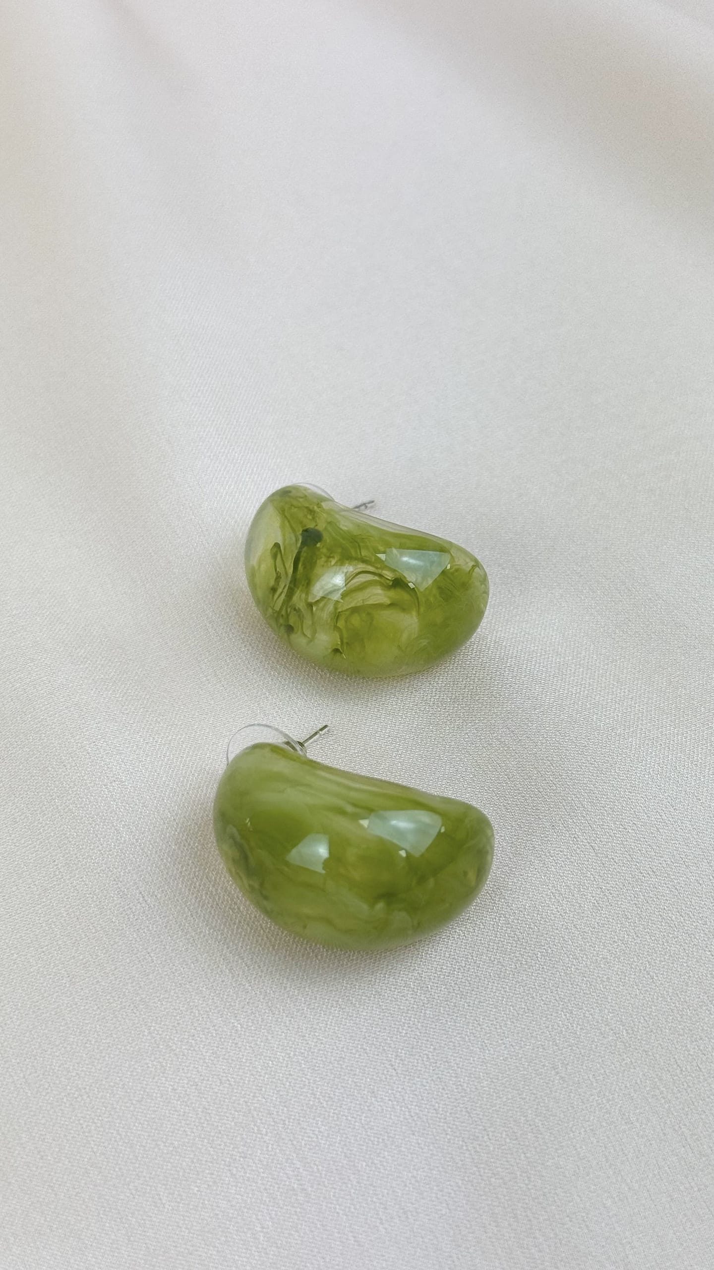 Brincos pequenos em acrilico verde
