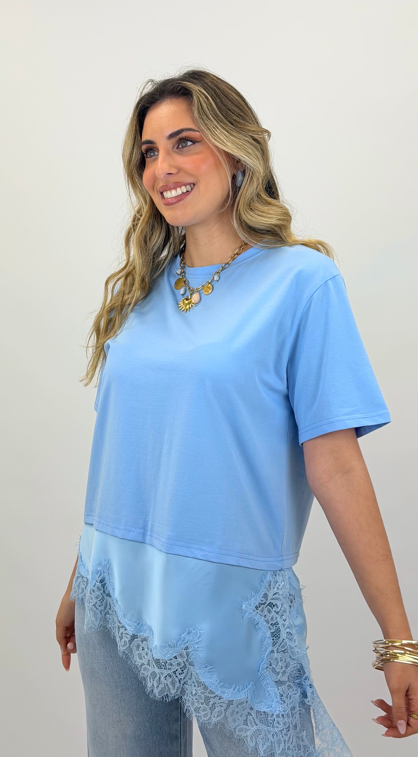 T-shirt azul assimétrica com renda
