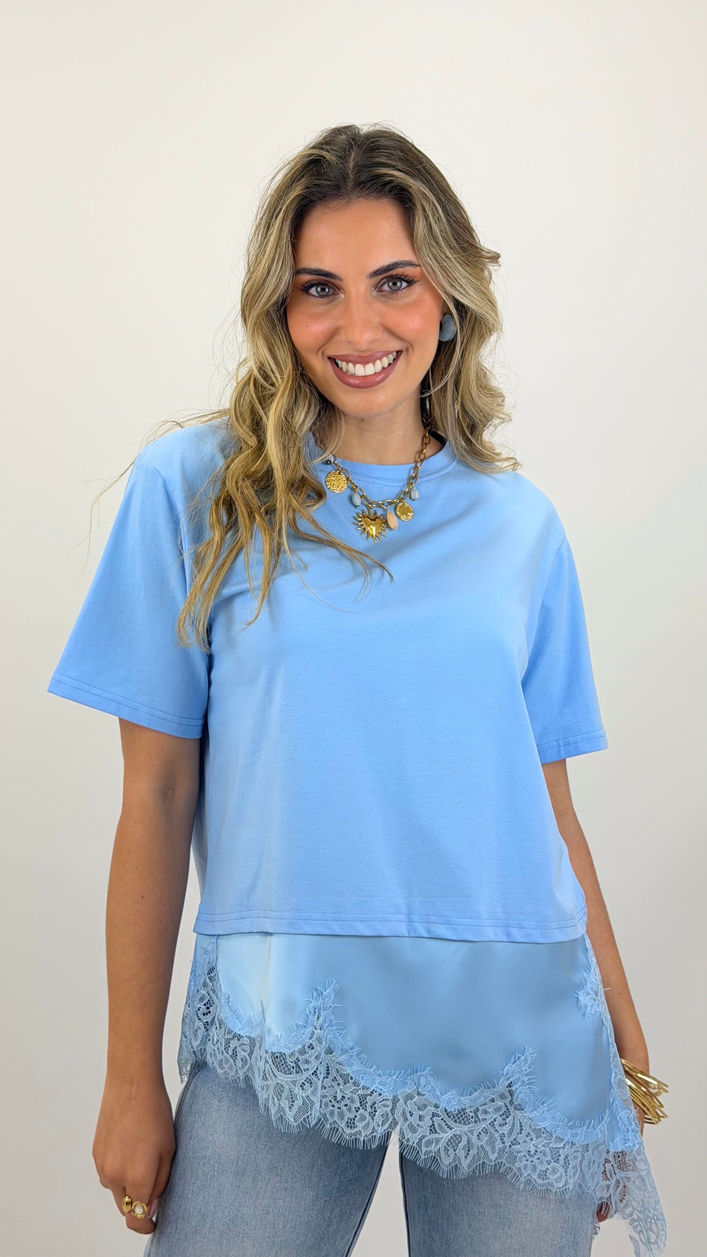 T-shirt azul assimétrica com renda