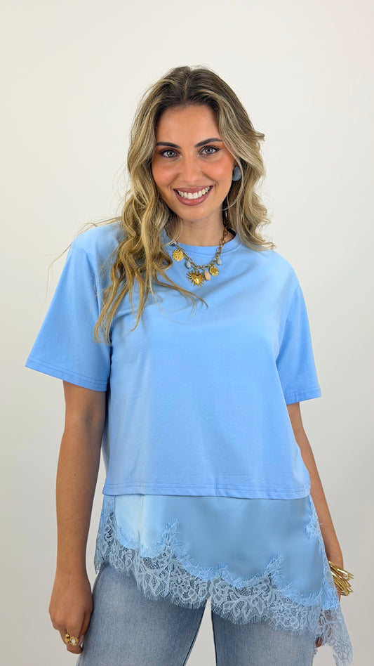 T-shirt azul assimétrica com renda