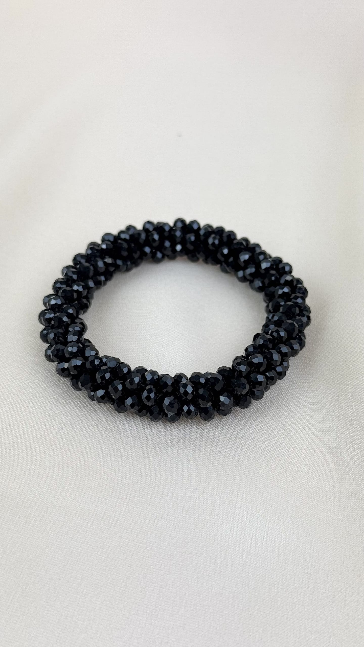 Pulseira elástica missangas pretas brilhantes