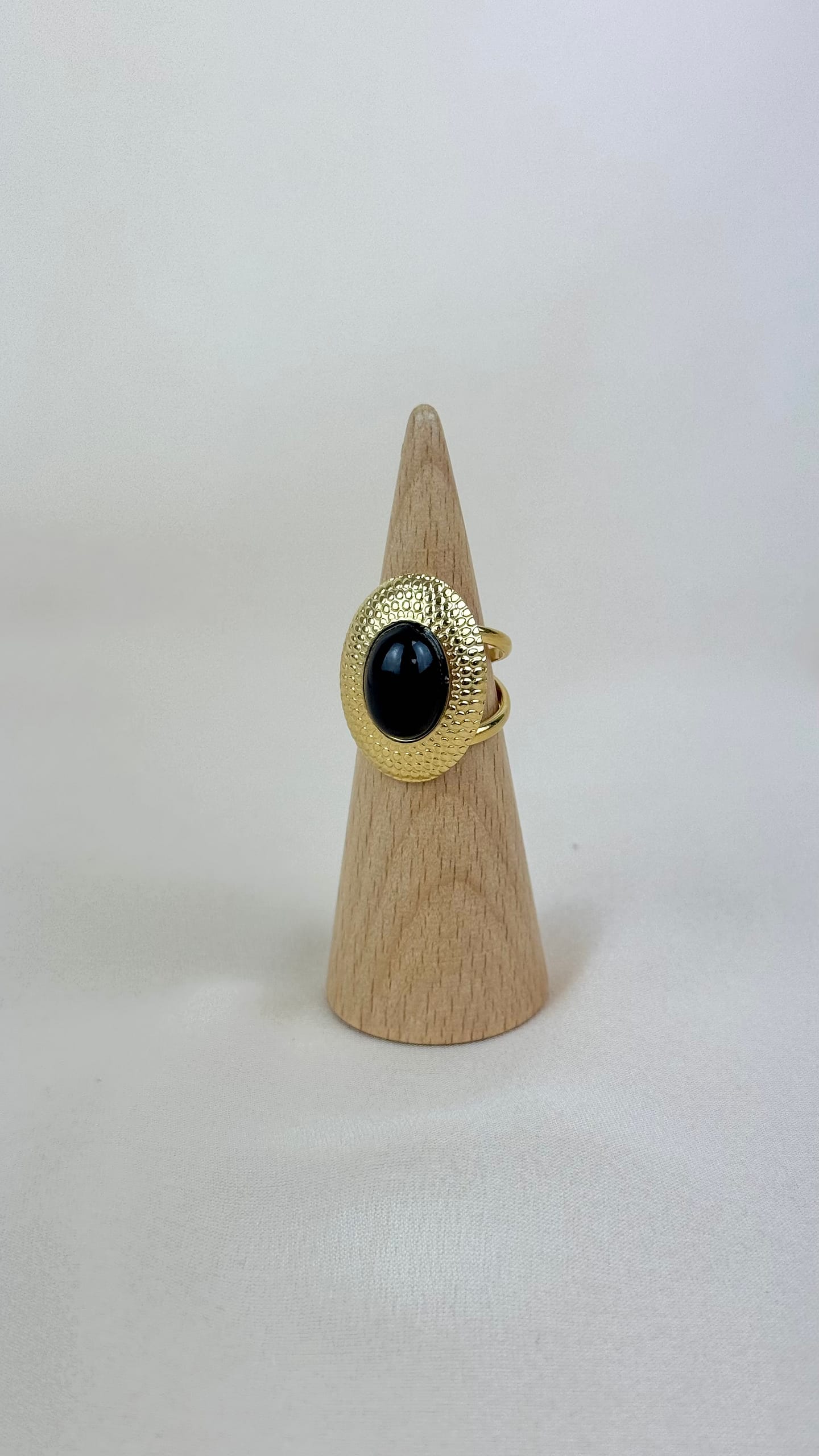 Anel aço dourado oval com pedra preta