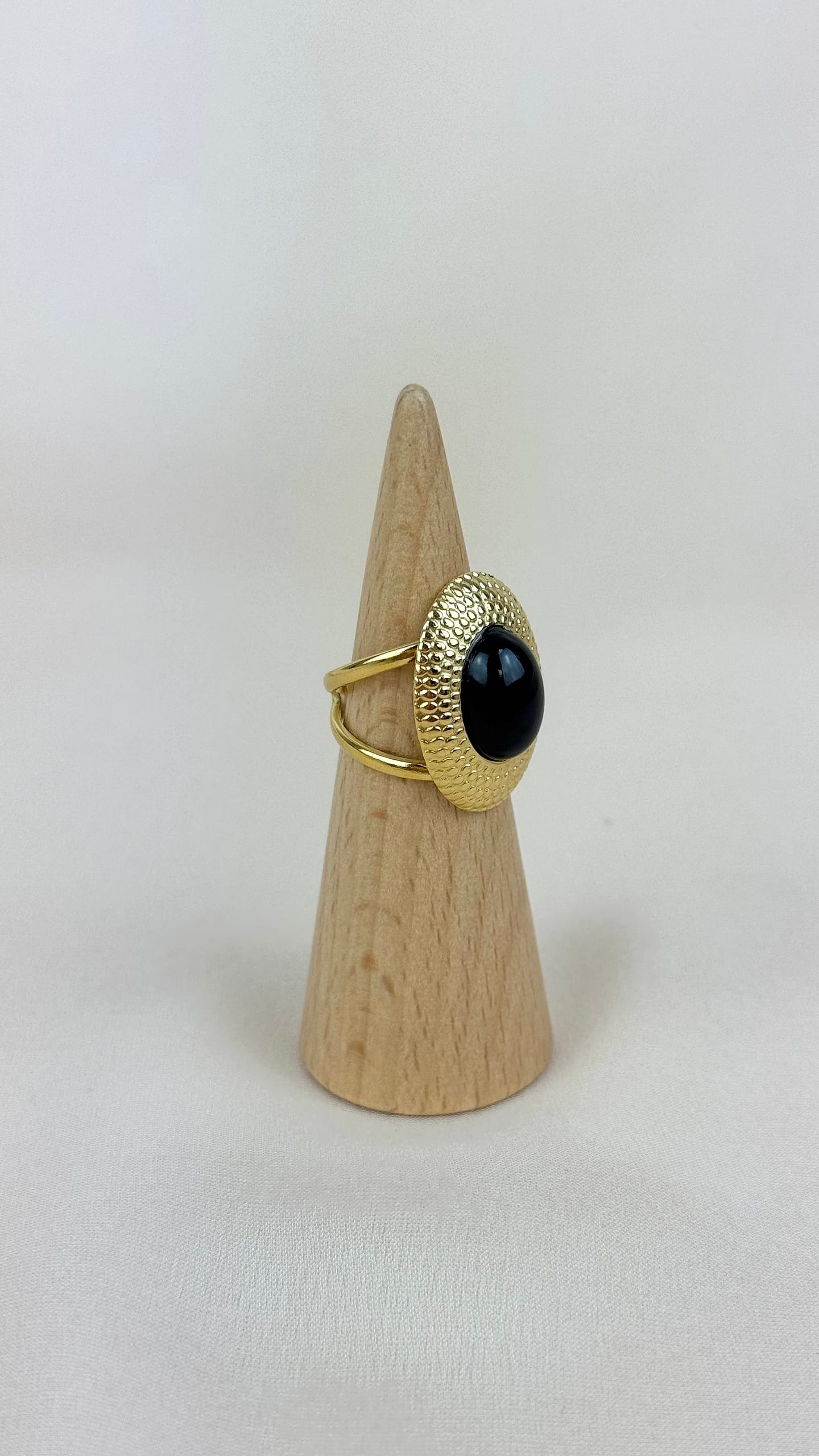 Anel aço dourado oval com pedra preta