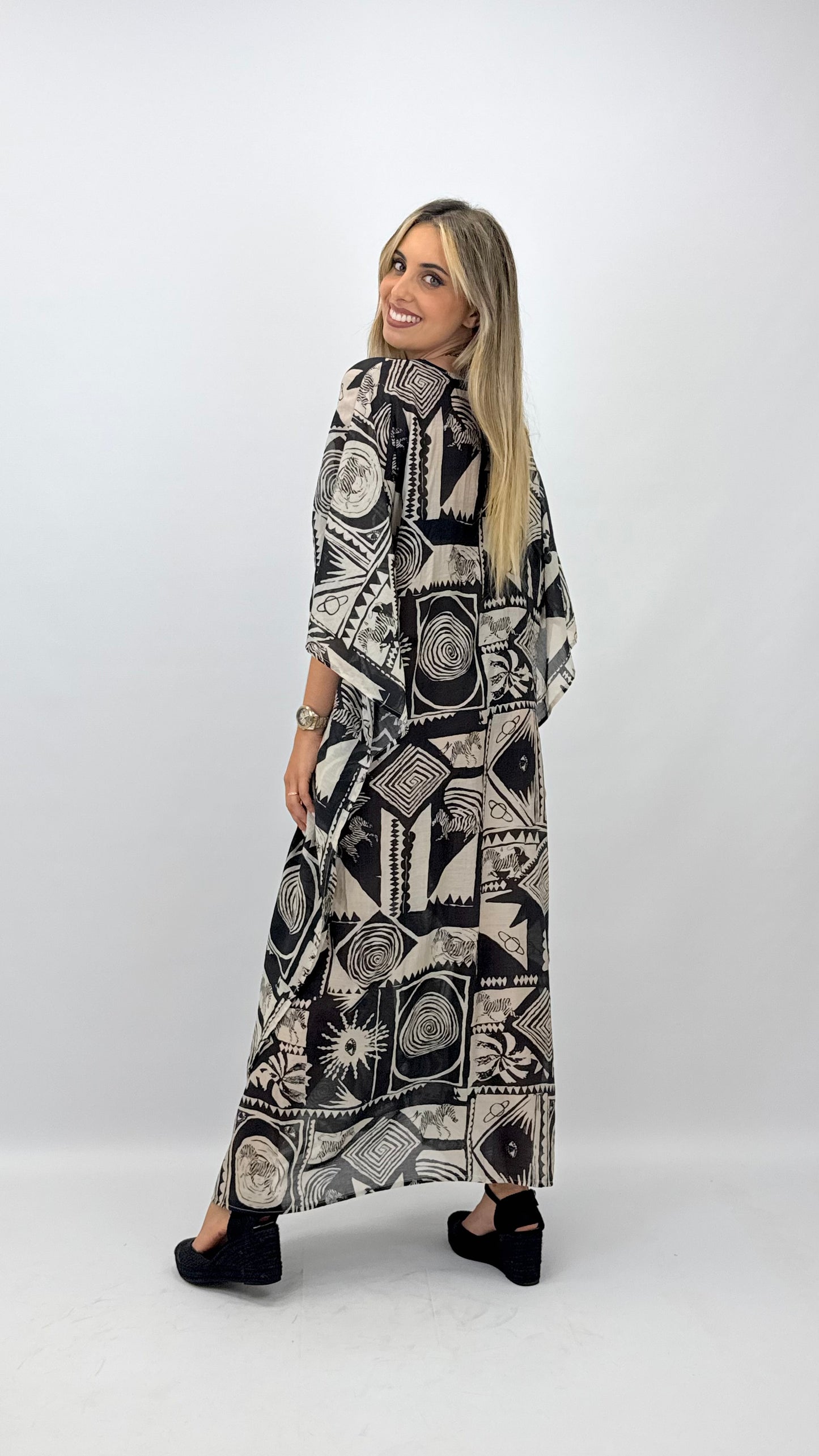 Kaftan étnico tons preto e bege
