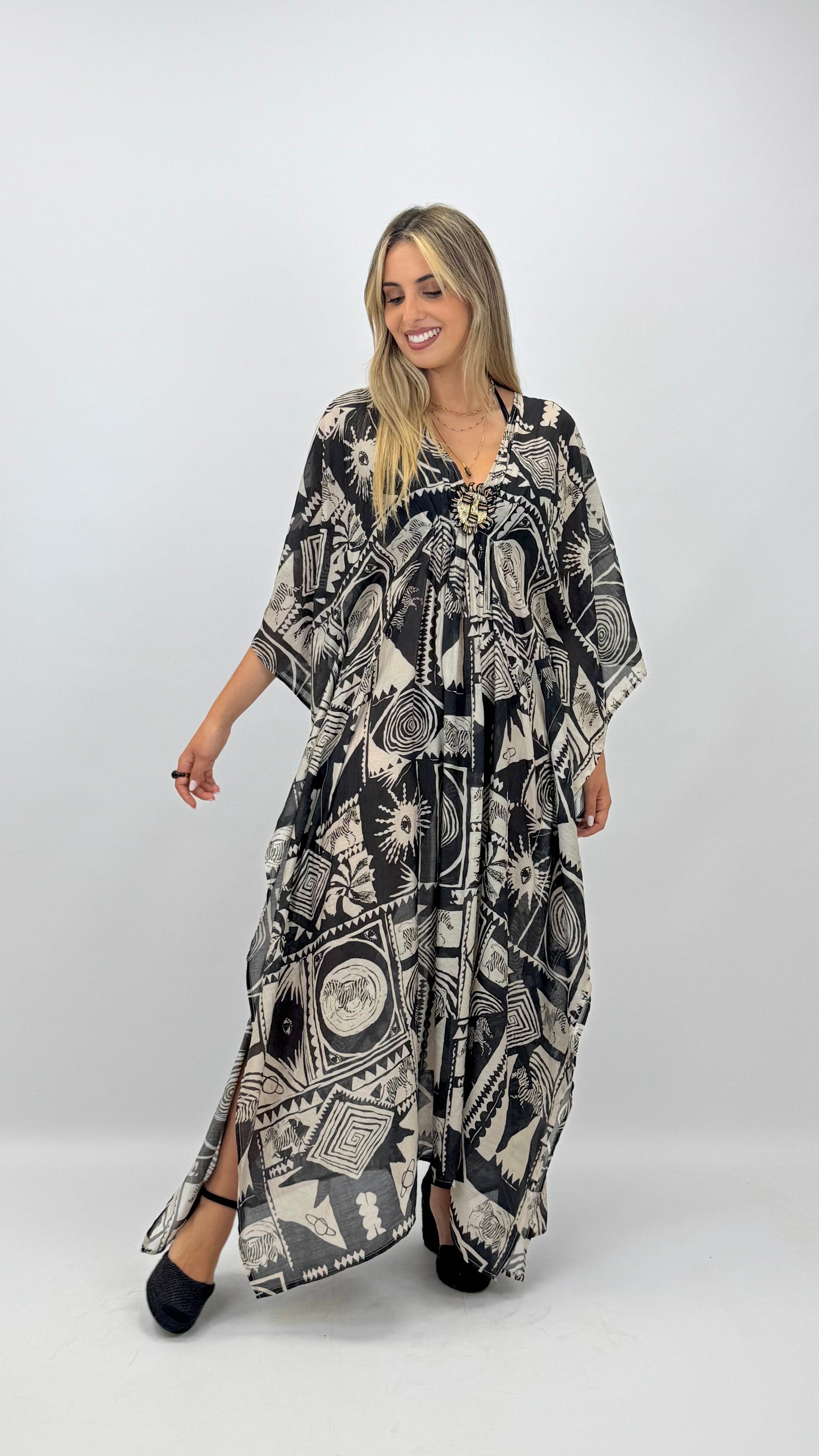 Kaftan étnico tons preto e bege