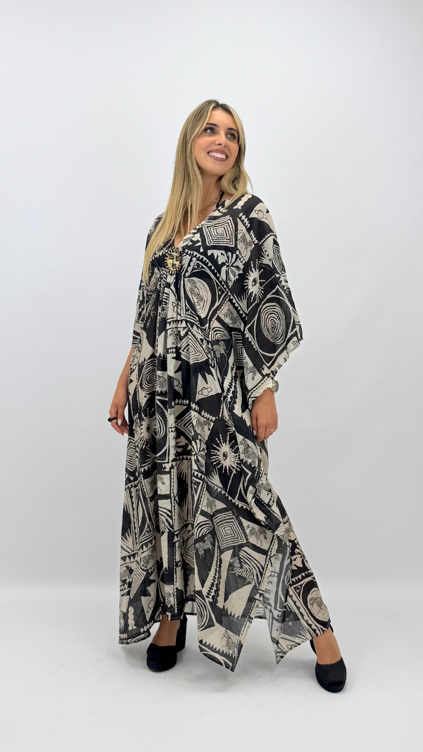 Kaftan étnico tons preto e bege