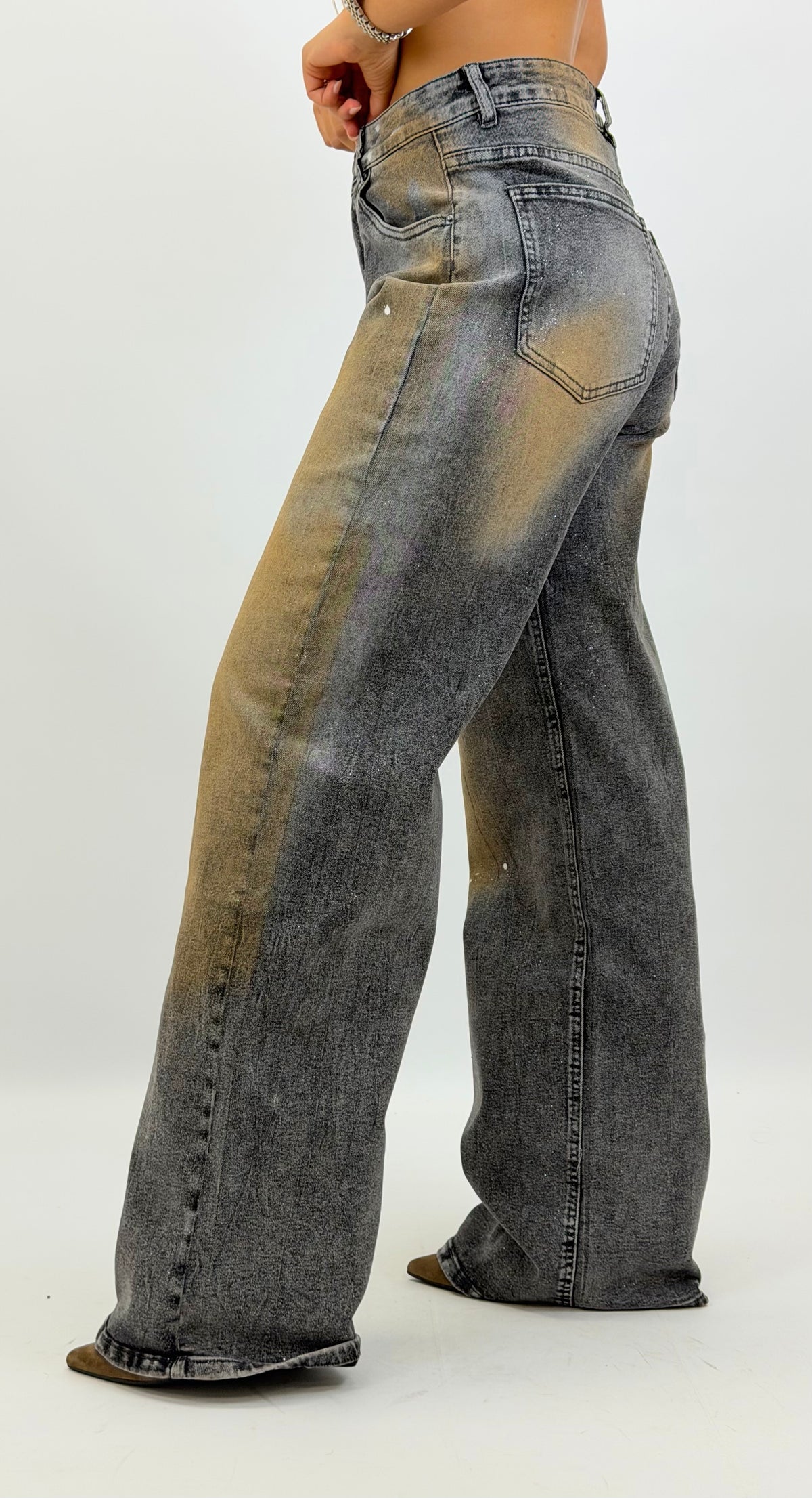 Calça ganga cinza efeito manchado camel com ligeiro brilho