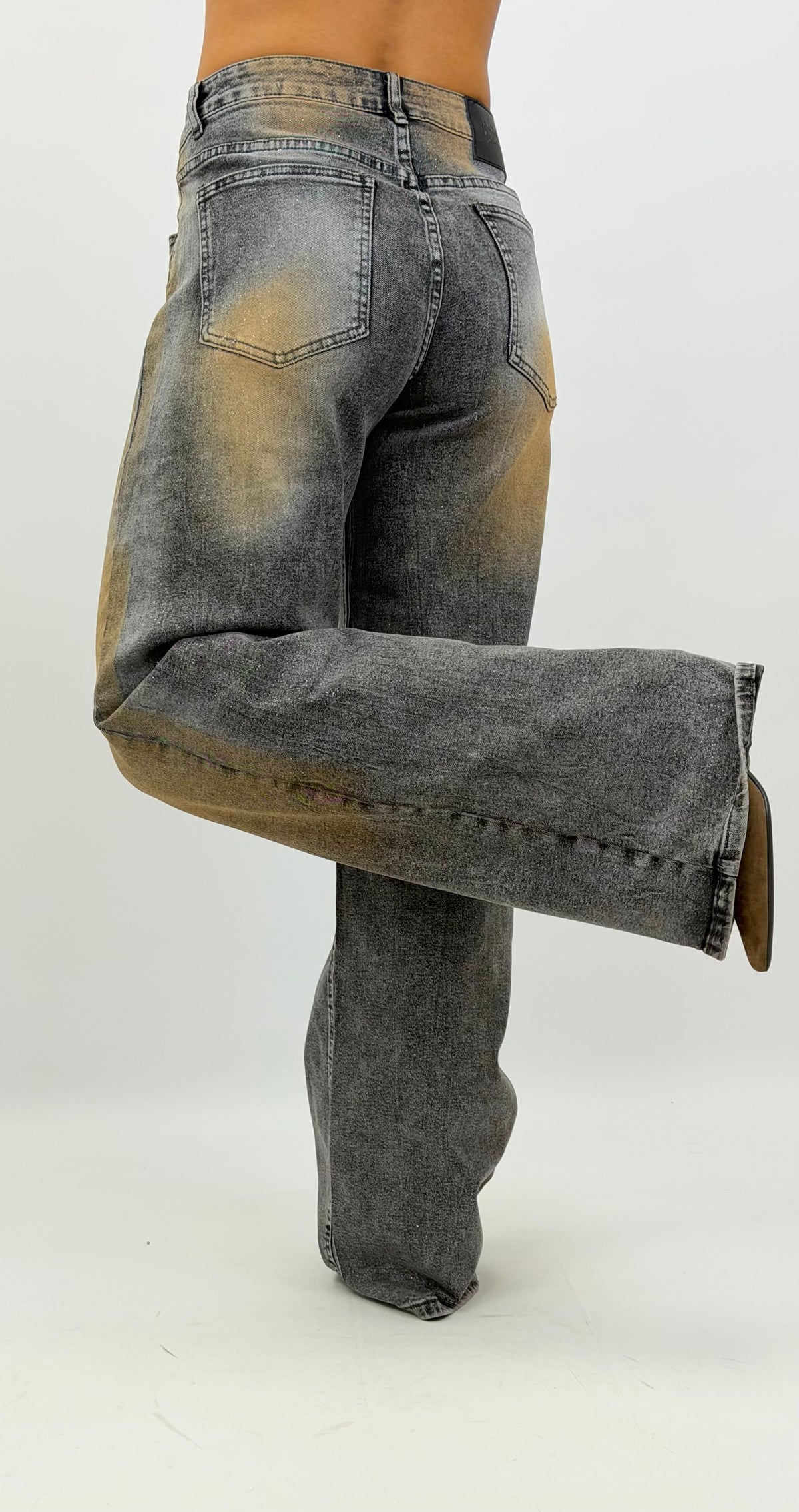 Calça ganga cinza efeito manchado camel com ligeiro brilho