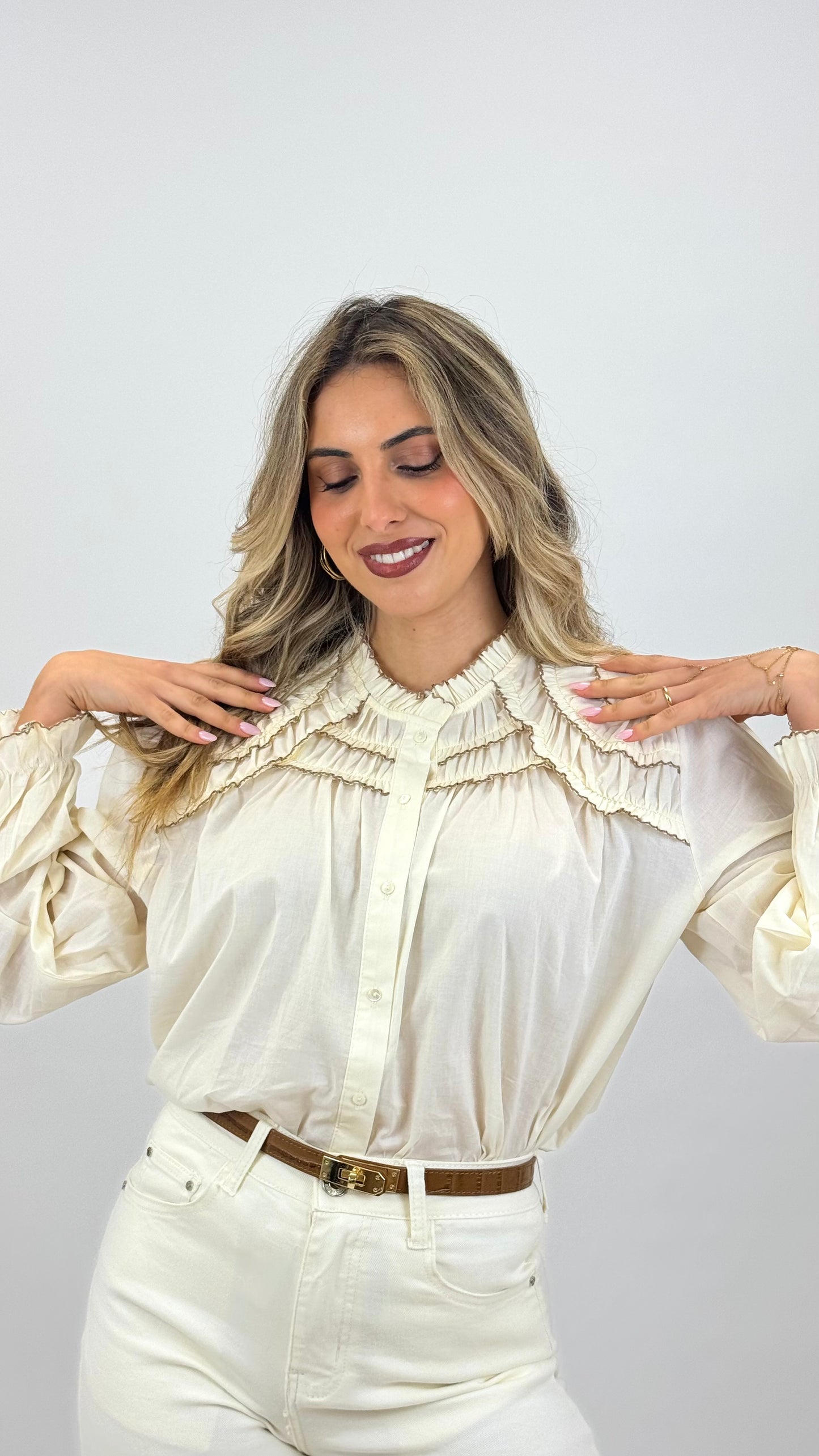 Blusa creme com folhinhos debruados a camel