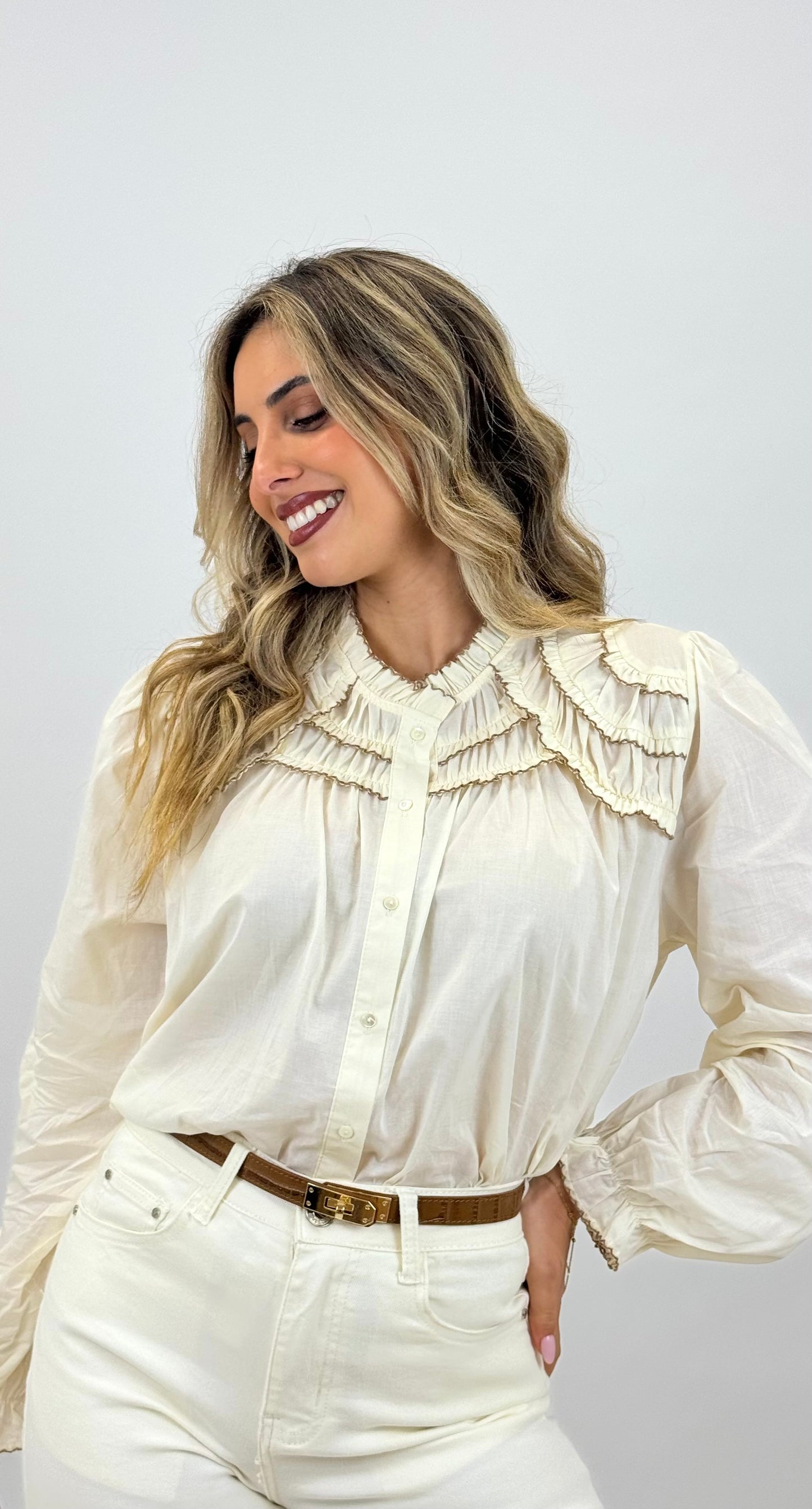 Blusa creme com folhinhos debruados a camel