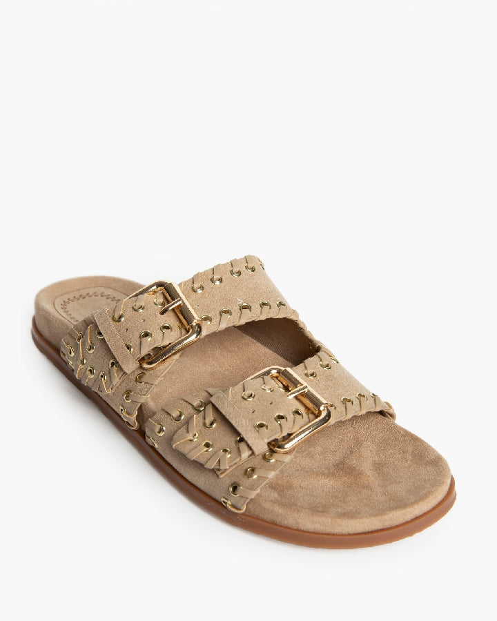Chinelo camel com fivelas