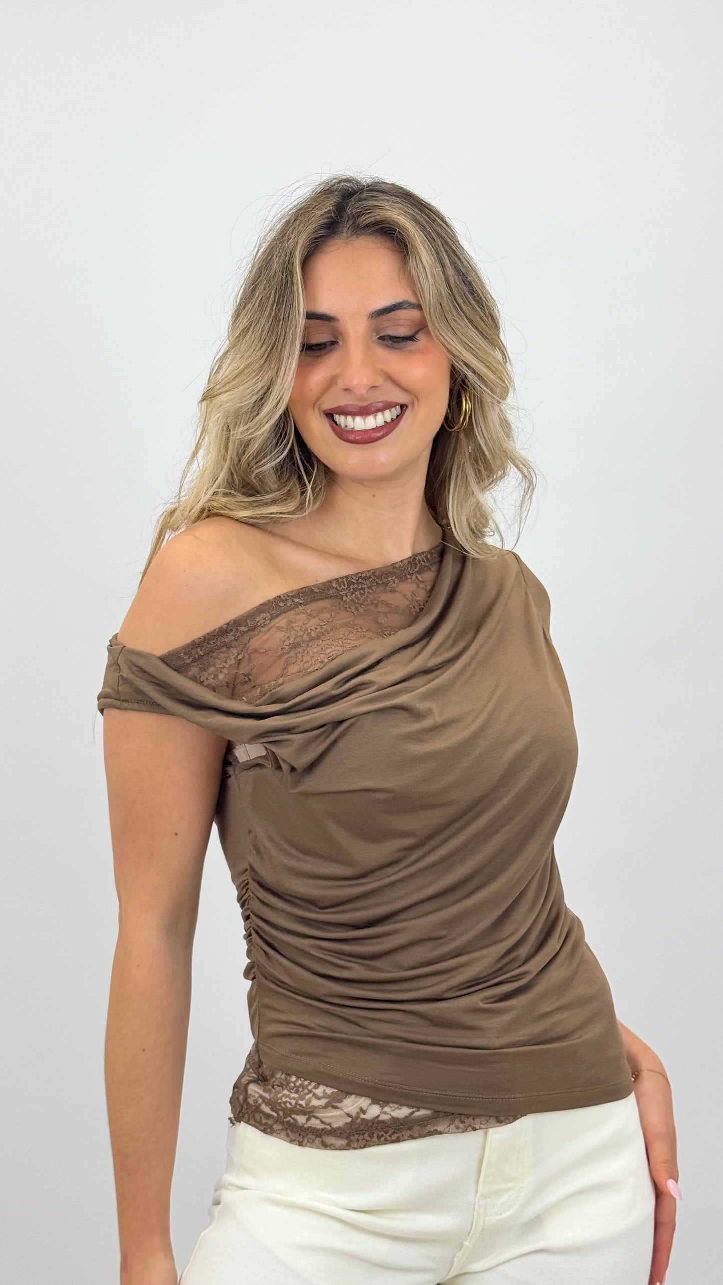 Top malha macia e elástica castanho com renda