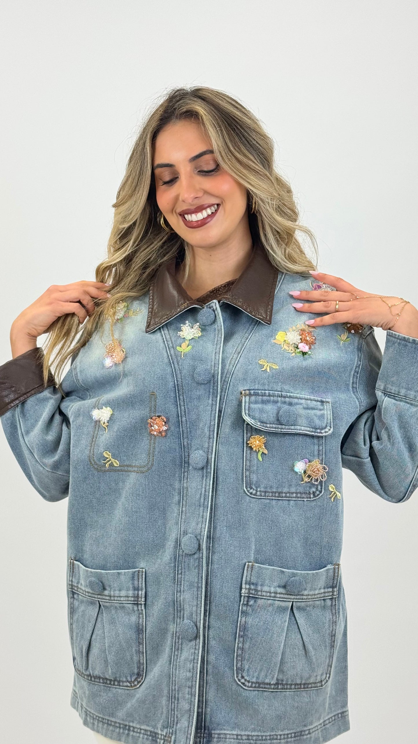 Casaco ganga com gola castanha e aplicações florais