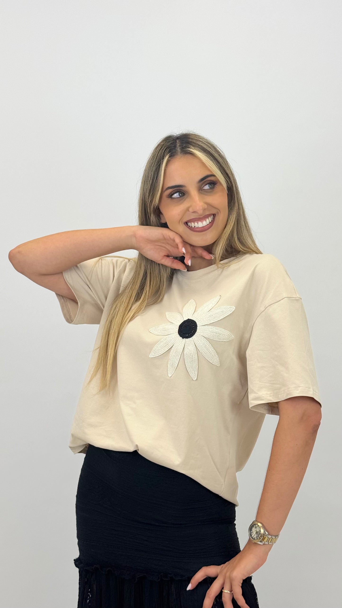 T-shirt bege com flor bordada
