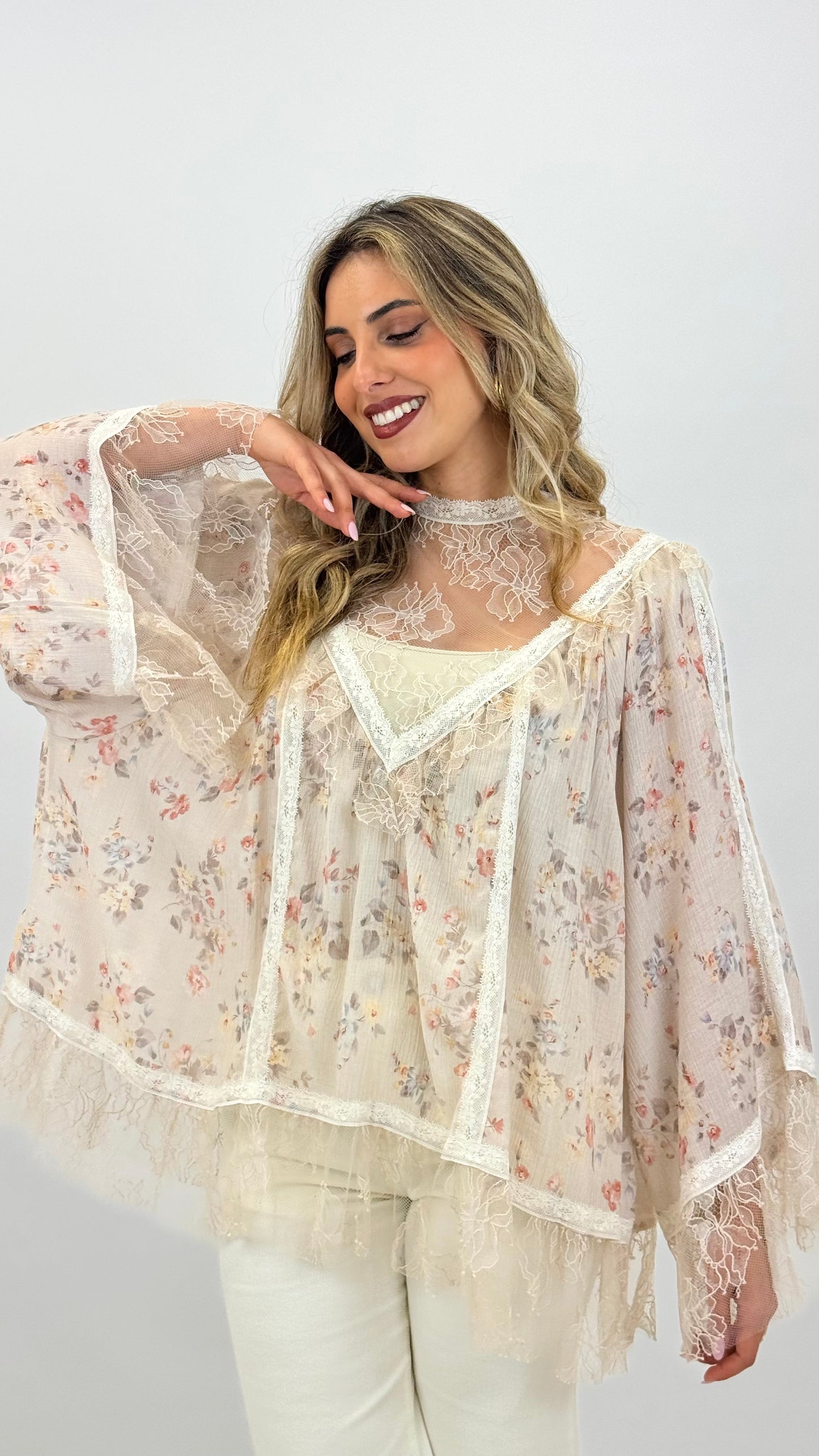 Blusa florzinhas fundo creme com renda