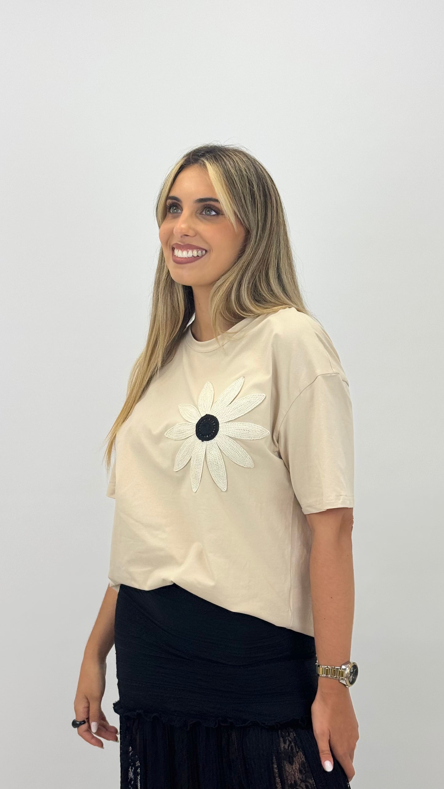 T-shirt bege com flor bordada