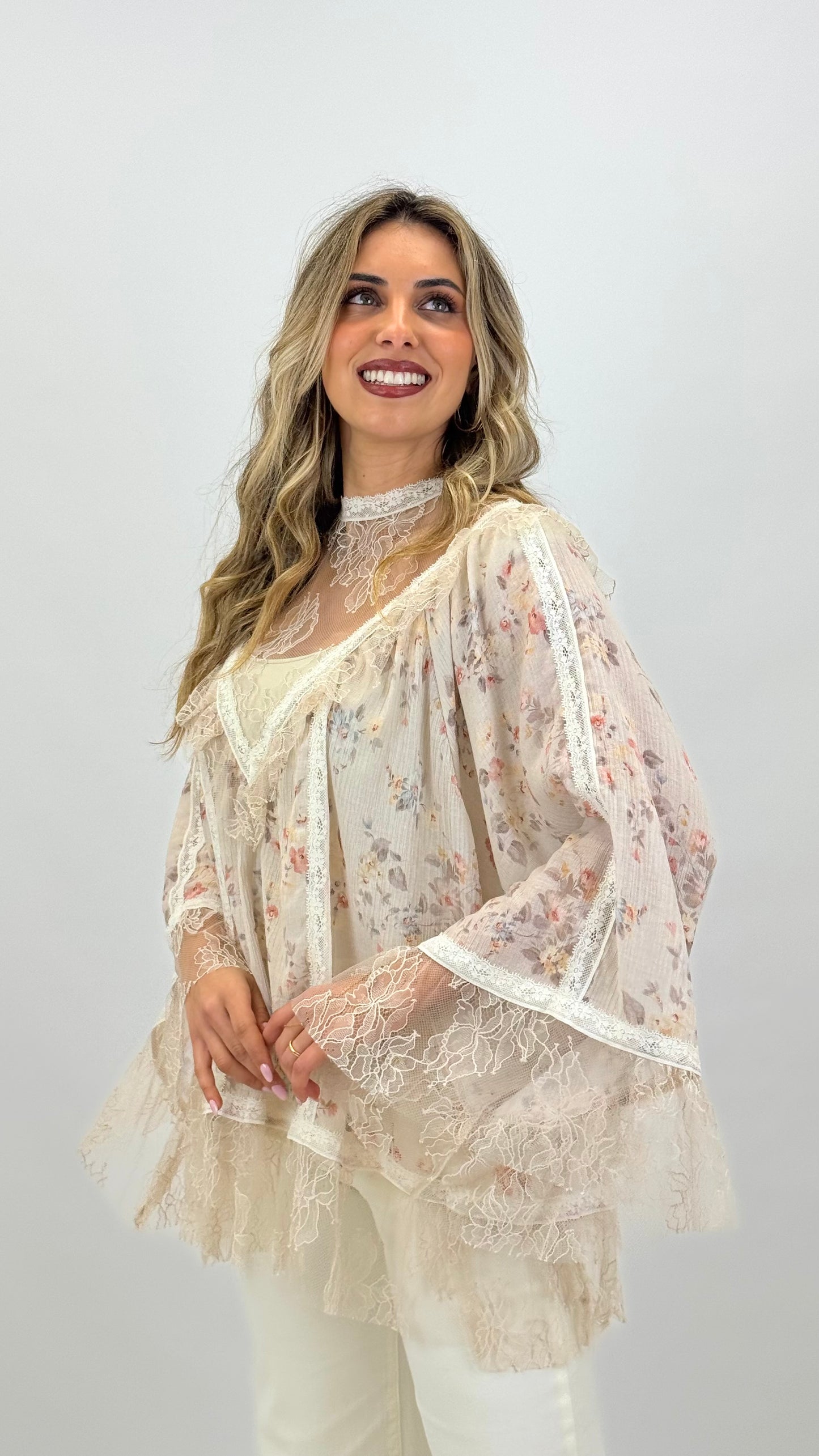 Blusa florzinhas fundo creme com renda