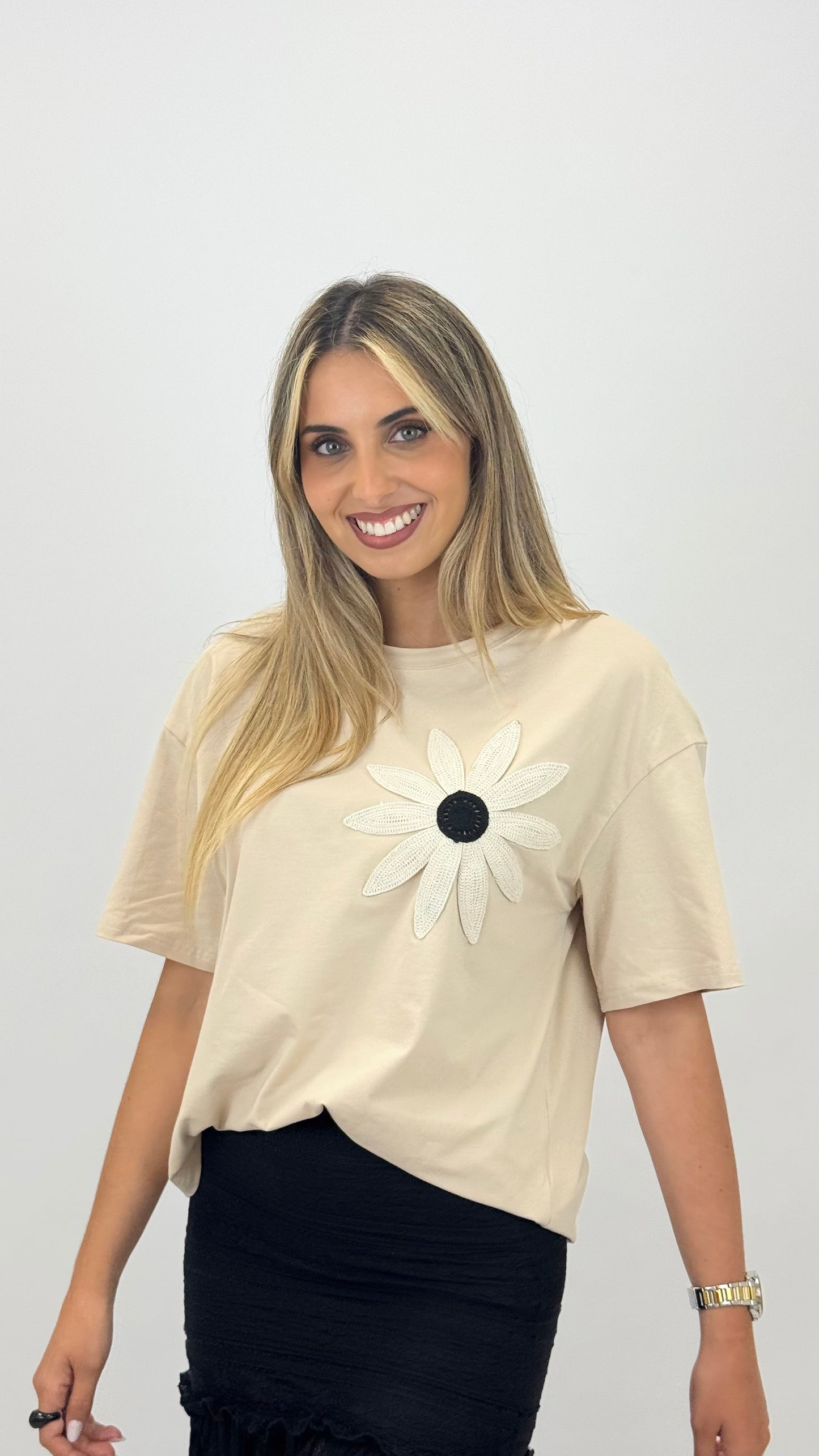 T-shirt bege com flor bordada