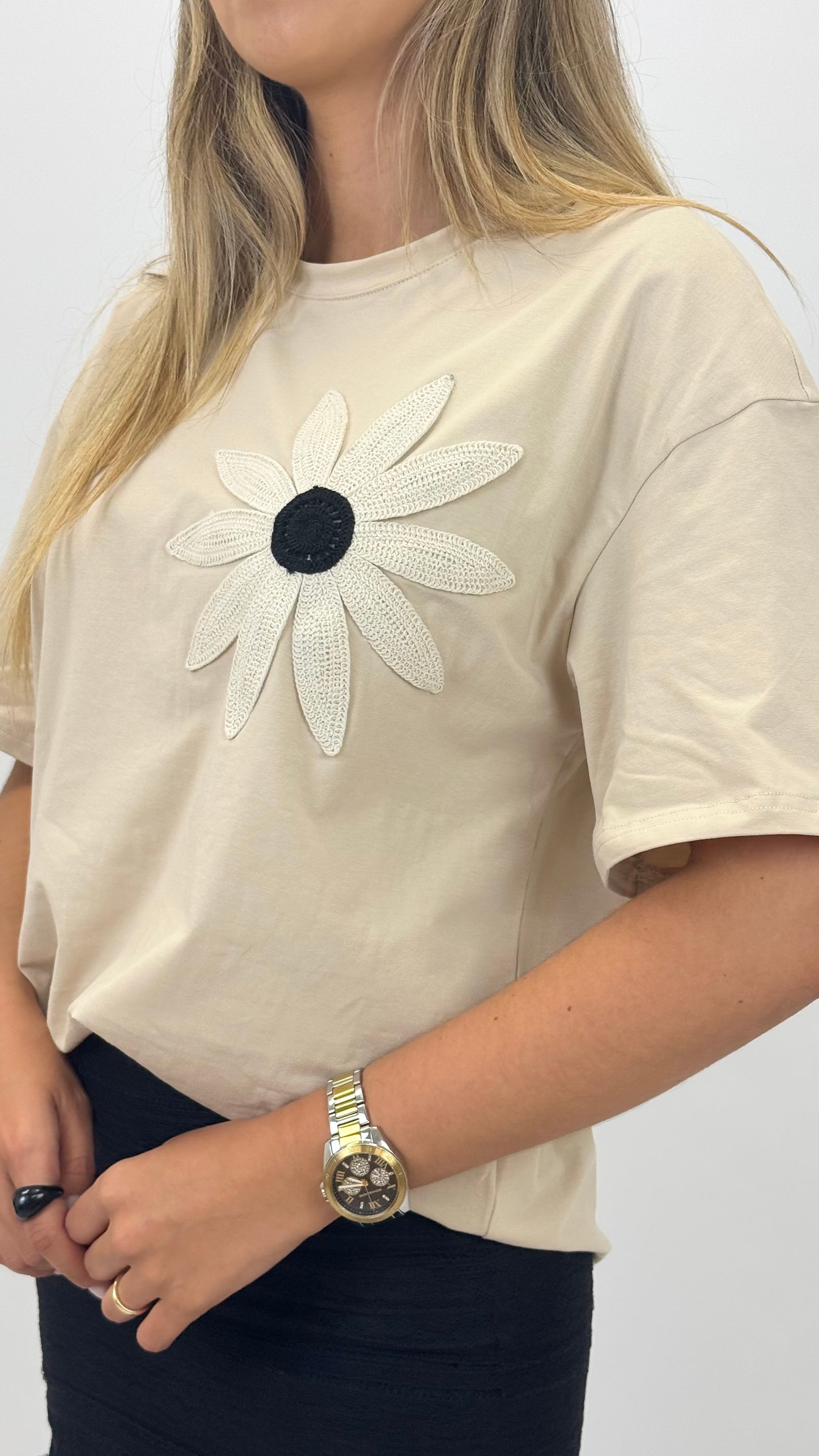 T-shirt bege com flor bordada