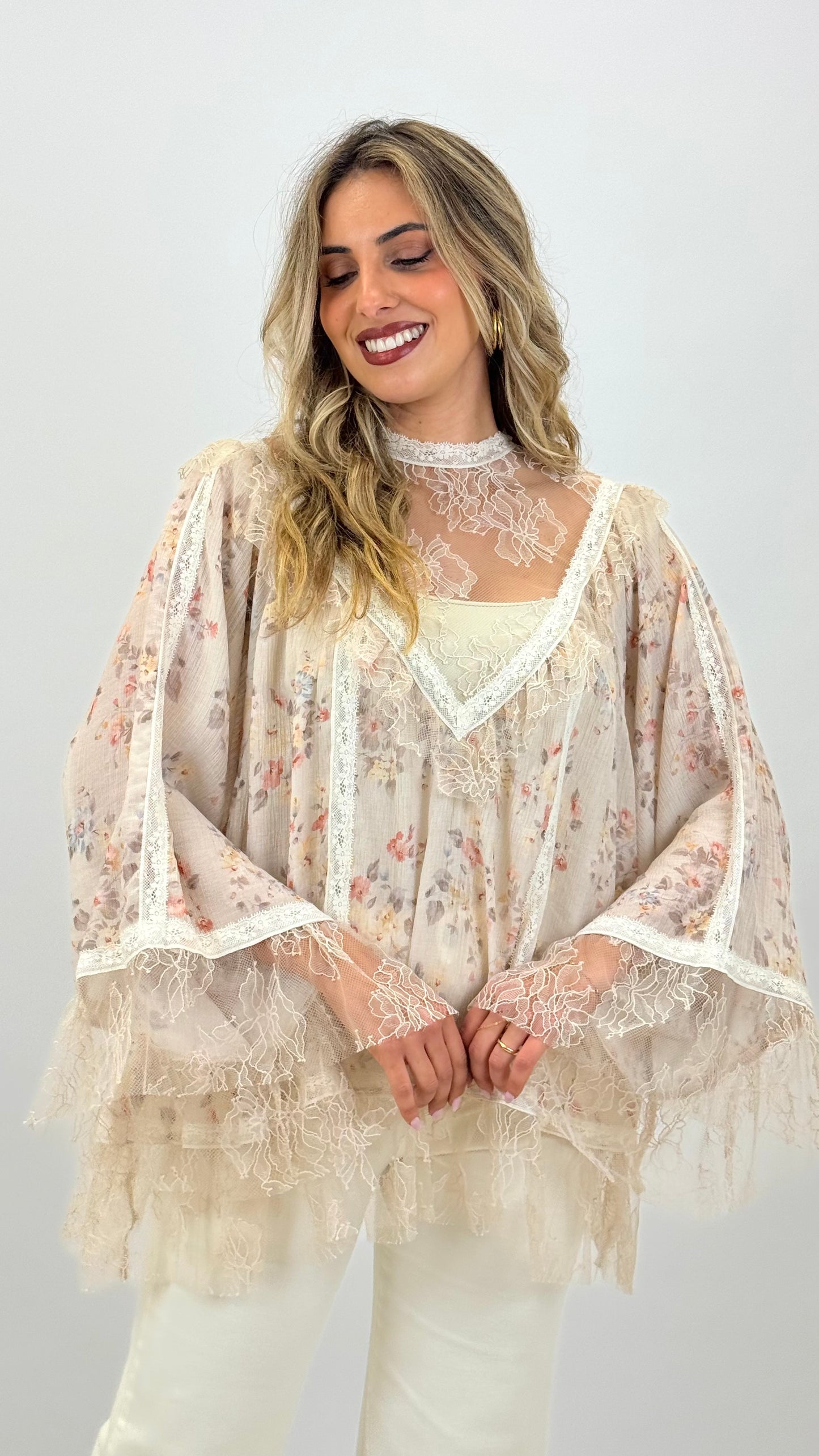 Blusa florzinhas fundo creme com renda