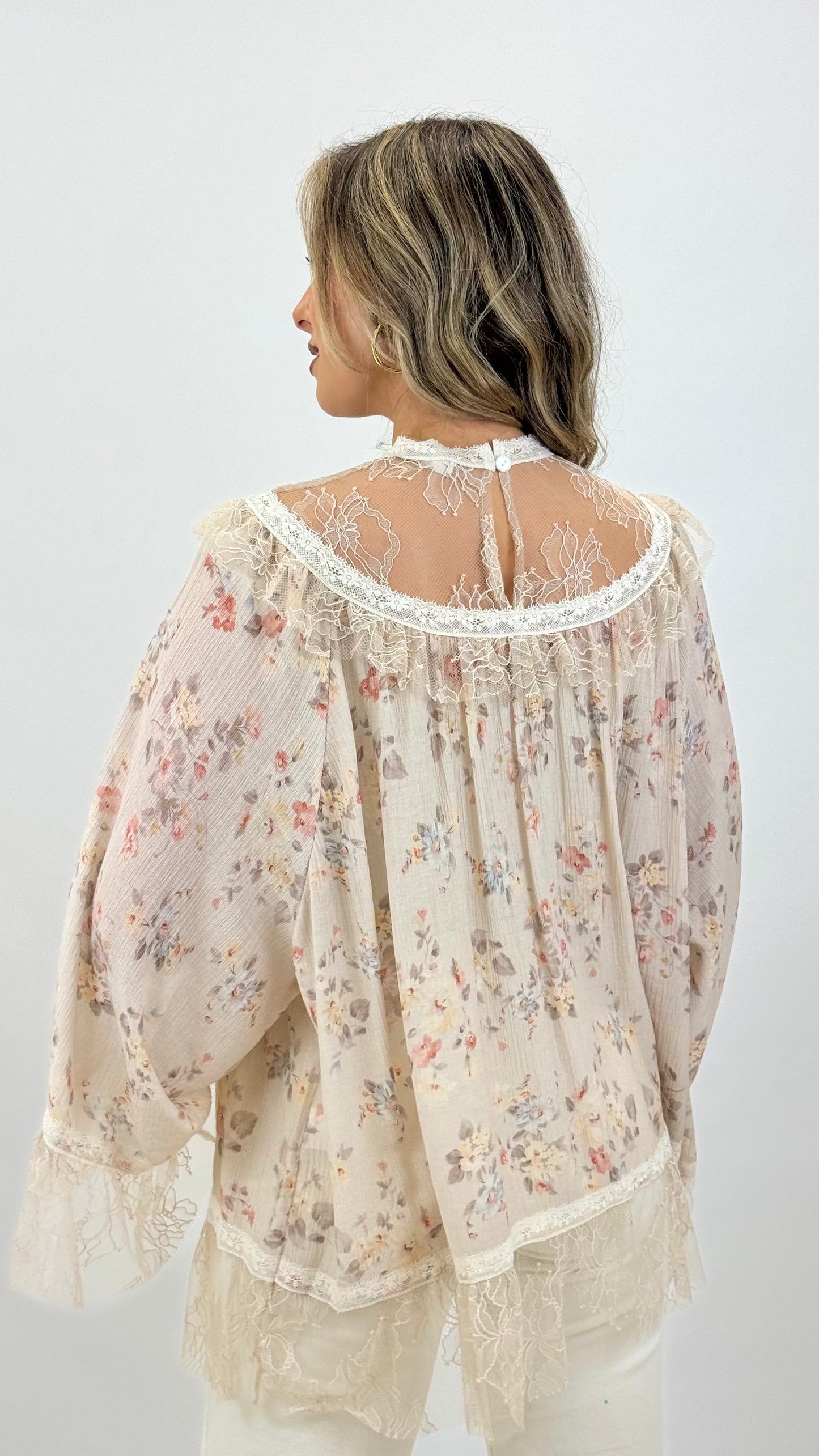 Blusa florzinhas fundo creme com renda